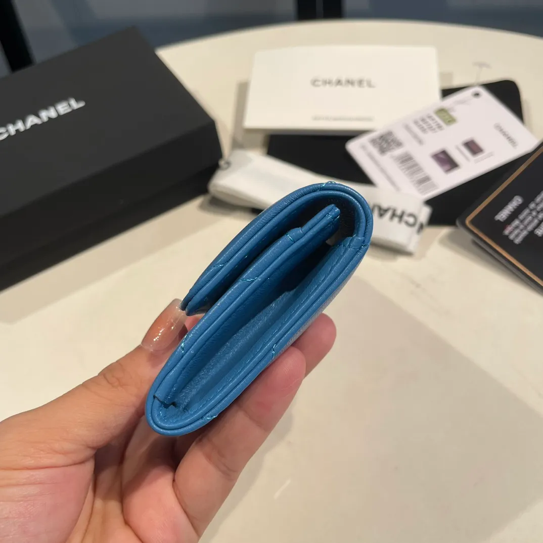 💰300😊Upgraded version💋🆕Ohanel new color🆕The latest hijab card holder, the texture of goatskin is invincible 😼The 19 series that is mainly promoted this season is the big rhombus, with a strong retro style👝Is there anyone who wants to buy each color🧸 The logo is eye-catching and unique, the goatskin has a faint luster, and the temperament instantly ups and downs❣The fashionable style and style are also co-created by Karl and Viard. The first series launched by the new artistic director will be a key recommendation of the brand from this year to next year, conveying the essence of the brand, with a full set of packaging 1790🍃size: 8.5*11cm