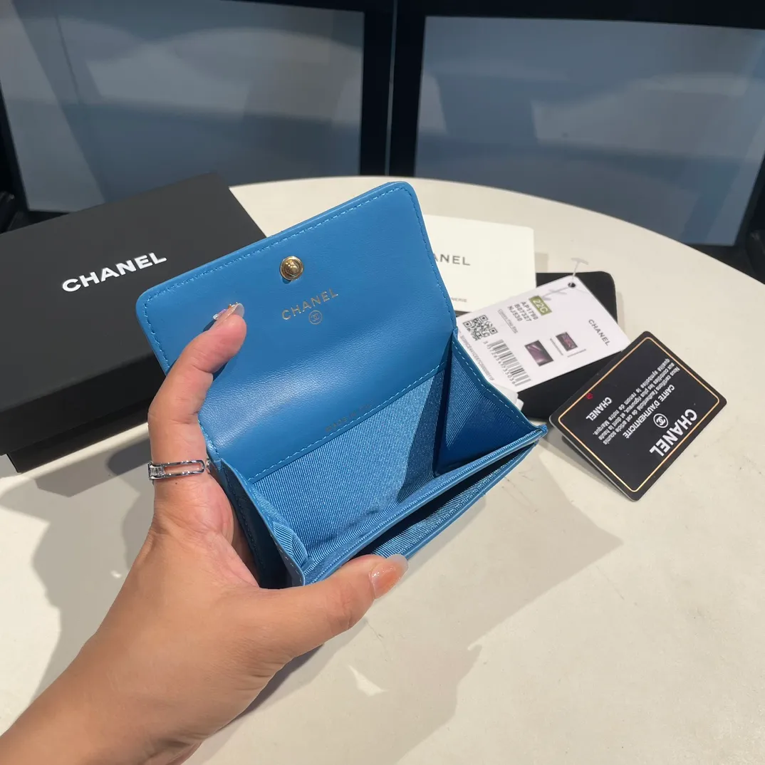 💰300😊Upgraded version💋🆕Ohanel new color🆕The latest hijab card holder, the texture of goatskin is invincible 😼The 19 series that is mainly promoted this season is the big rhombus, with a strong retro style👝Is there anyone who wants to buy each color🧸 The logo is eye-catching and unique, the goatskin has a faint luster, and the temperament instantly ups and downs❣The fashionable style and style are also co-created by Karl and Viard. The first series launched by the new artistic director will be a key recommendation of the brand from this year to next year, conveying the essence of the brand, with a full set of packaging 1790🍃size: 8.5*11cm
