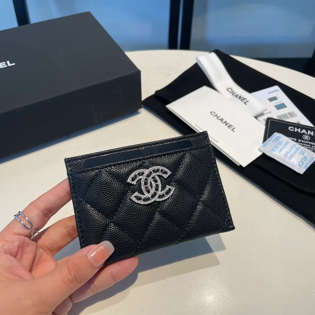 💰300😊 Upgraded version💋🆕In stock In stock Ohanel 22 spring and summer series rhinestone buckle fine ball grain cowhide thin card holder I cried so beautifully 😭New art double c diamond buckle through leather The rhinestone buckle is very attractive to me, anyway, the diamond is really good-looking, so I bought it! Comes with a complete set of packaging 2731🍃size: 11*7.5