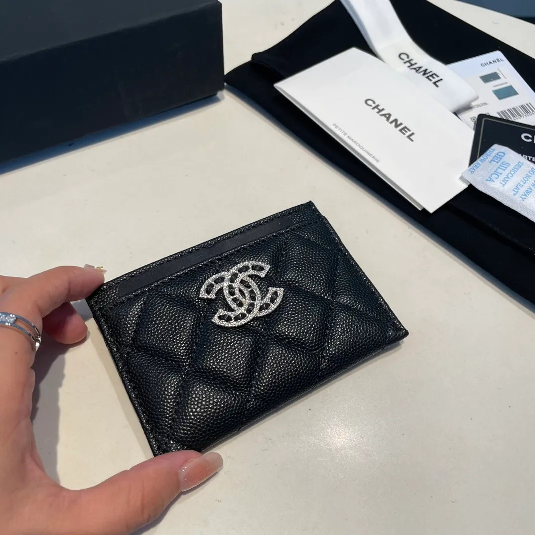 💰300😊 Upgraded version💋🆕In stock In stock Ohanel 22 spring and summer series rhinestone buckle fine ball grain cowhide thin card holder I cried so beautifully 😭New art double c diamond buckle through leather The rhinestone buckle is very attractive to me, anyway, the diamond is really good-looking, so I bought it! Comes with a complete set of packaging 2731🍃size: 11*7.5