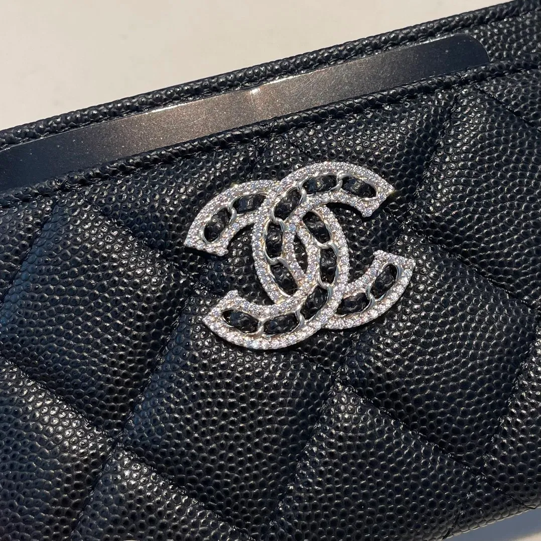 💰300😊 Upgraded version💋🆕In stock In stock Ohanel 22 spring and summer series rhinestone buckle fine ball grain cowhide thin card holder I cried so beautifully 😭New art double c diamond buckle through leather The rhinestone buckle is very attractive to me, anyway, the diamond is really good-looking, so I bought it! Comes with a complete set of packaging 2731🍃size: 11*7.5