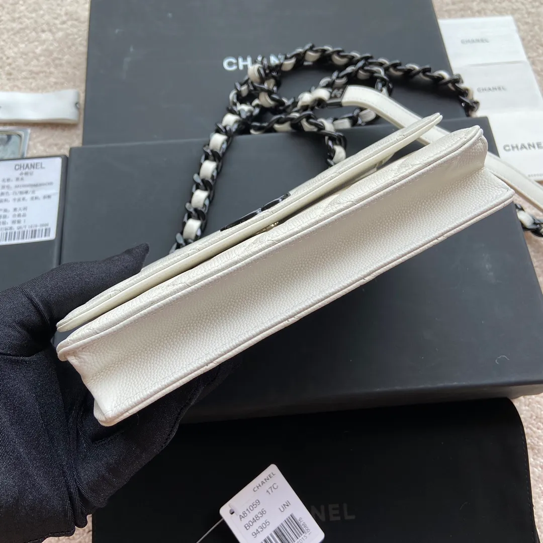 Xiaoxiang imported Italian grained calfskin Item number: A81059 💰:920 Size: w20×h13×d3.5cm Color: White fine grained black steel mark