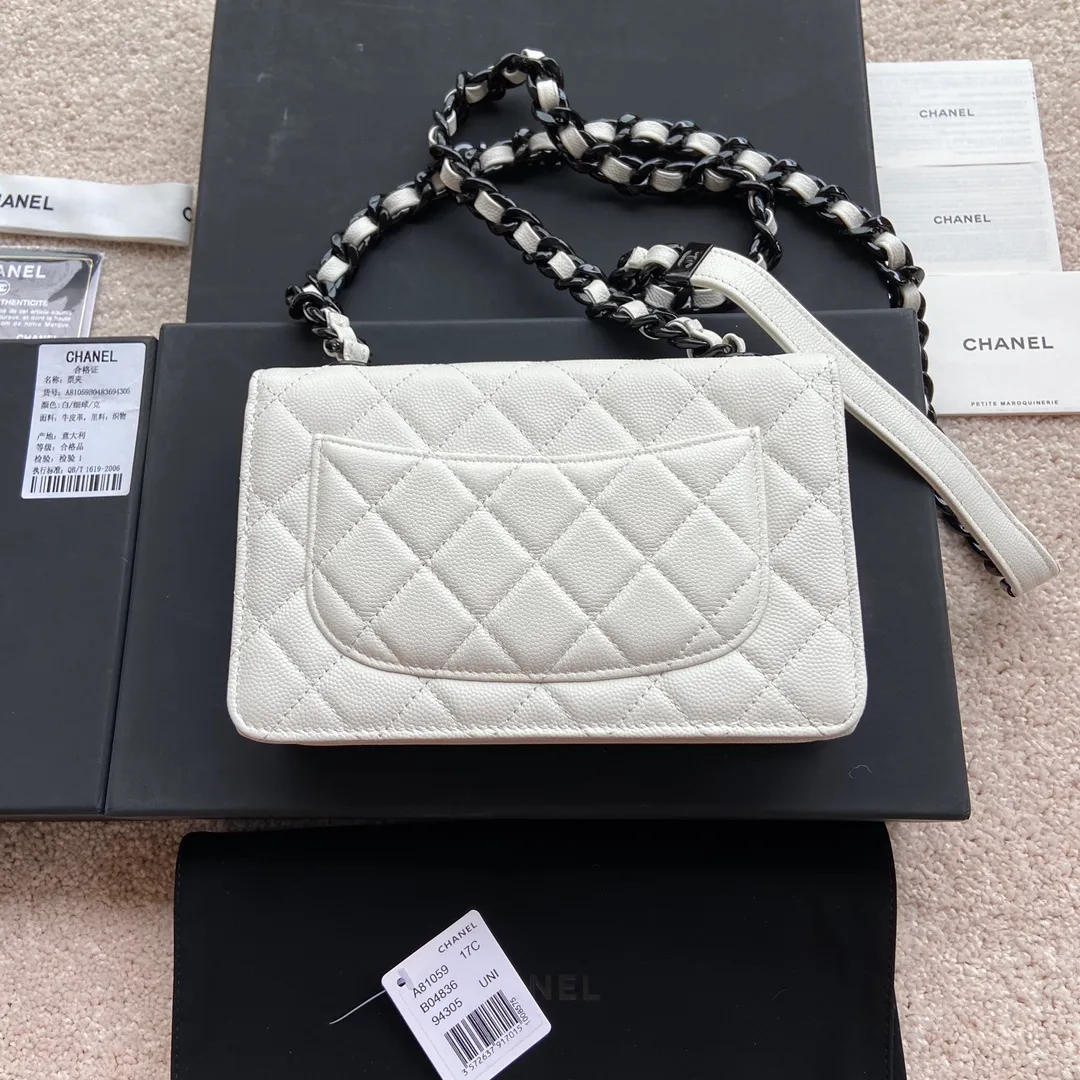 Xiaoxiang imported Italian grained calfskin Item number: A81059 💰:920 Size: w20×h13×d3.5cm Color: White fine grained black steel mark