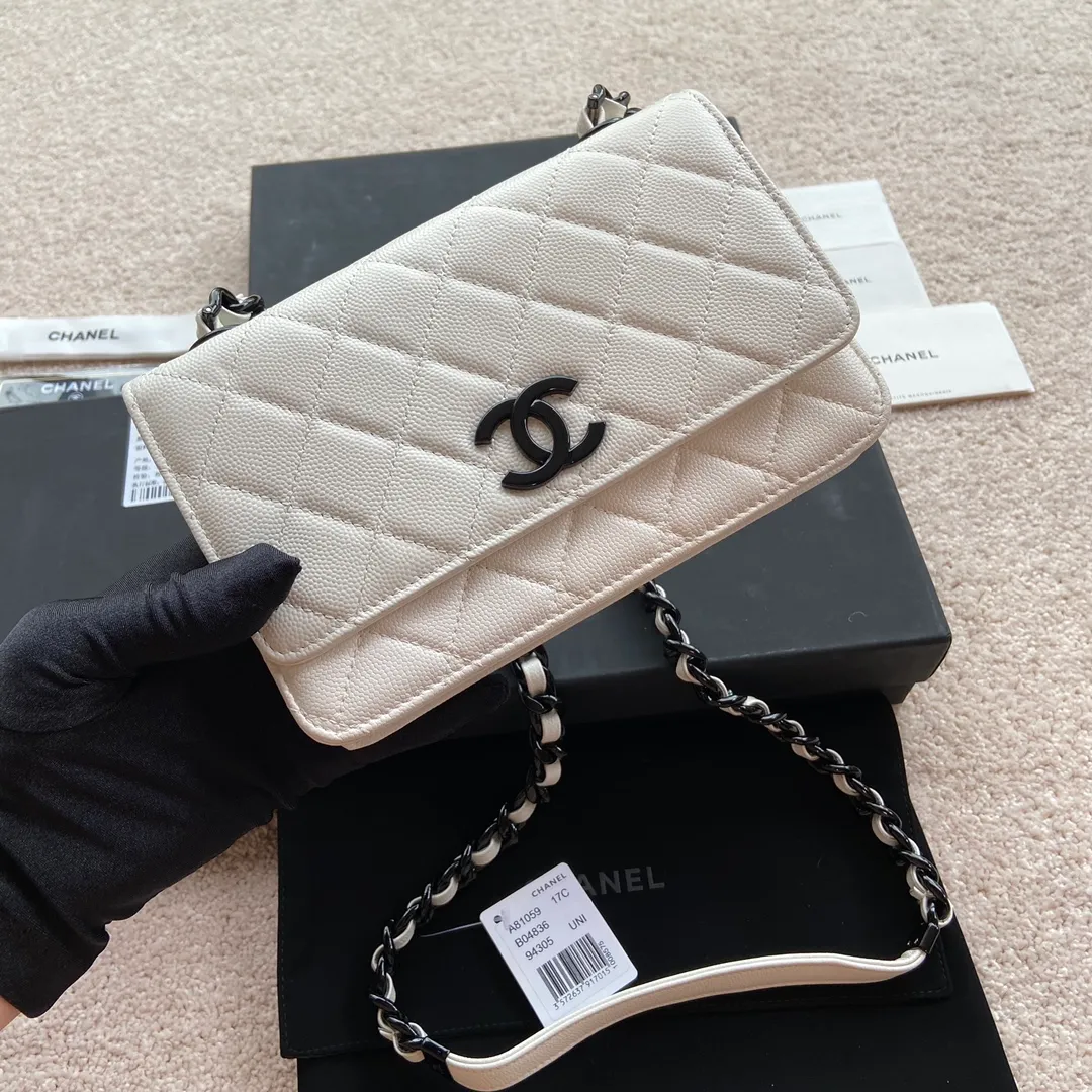 Xiaoxiang imported Italian grained calfskin Item number: A81059 💰:920 Size: w20×h13×d3.5cm Color: White fine grained black steel mark