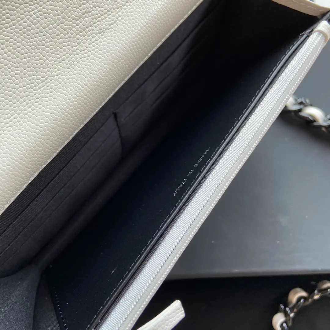Xiaoxiang imported Italian grained calfskin Item number: A81059 💰:920 Size: w20×h13×d3.5cm Color: White fine grained black steel mark