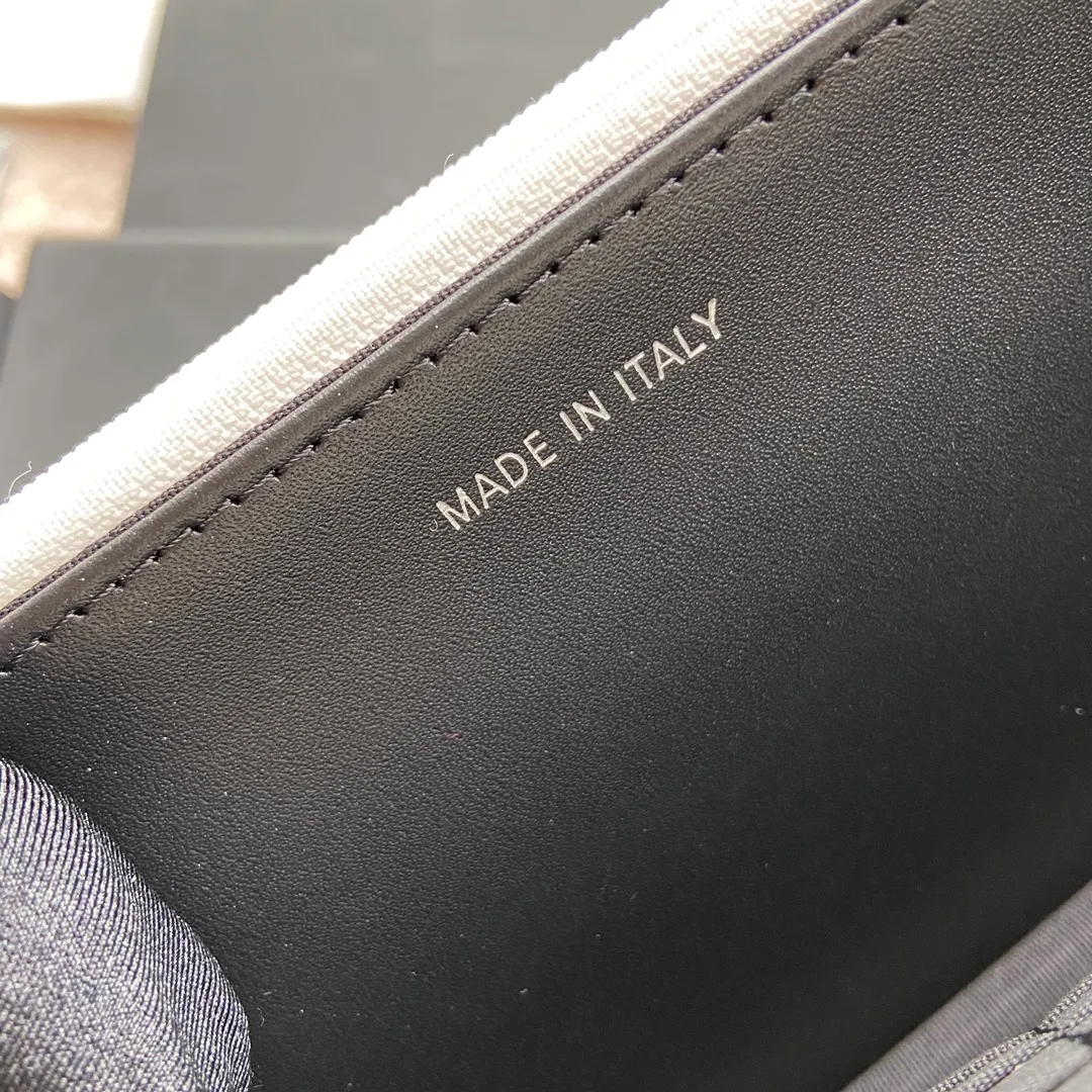Xiaoxiang imported Italian grained calfskin Item number: A81059 💰:920 Size: w20×h13×d3.5cm Color: White fine grained black steel mark