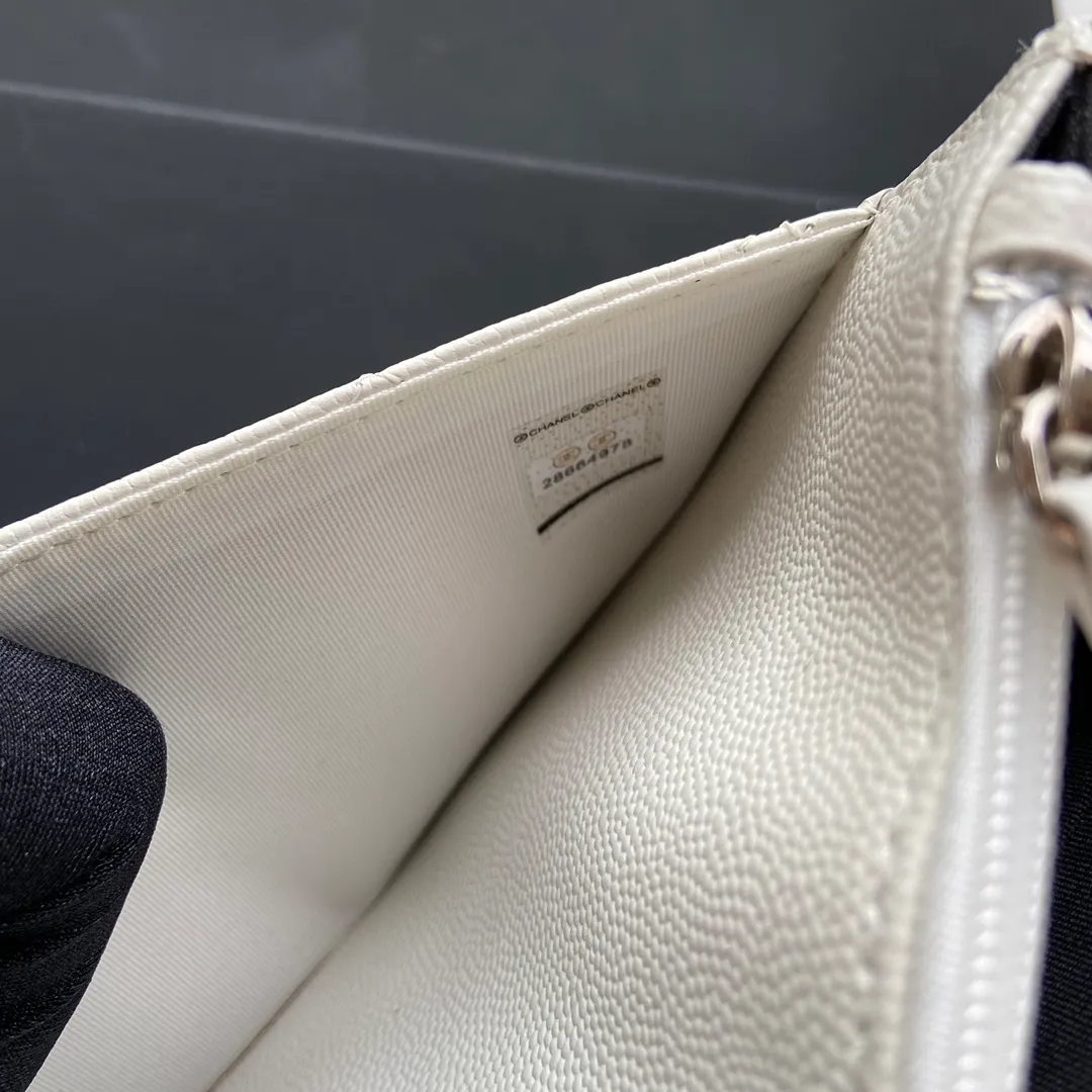 Xiaoxiang imported Italian grained calfskin Item number: A81059 💰:920 Size: w20×h13×d3.5cm Color: White fine grained black steel mark