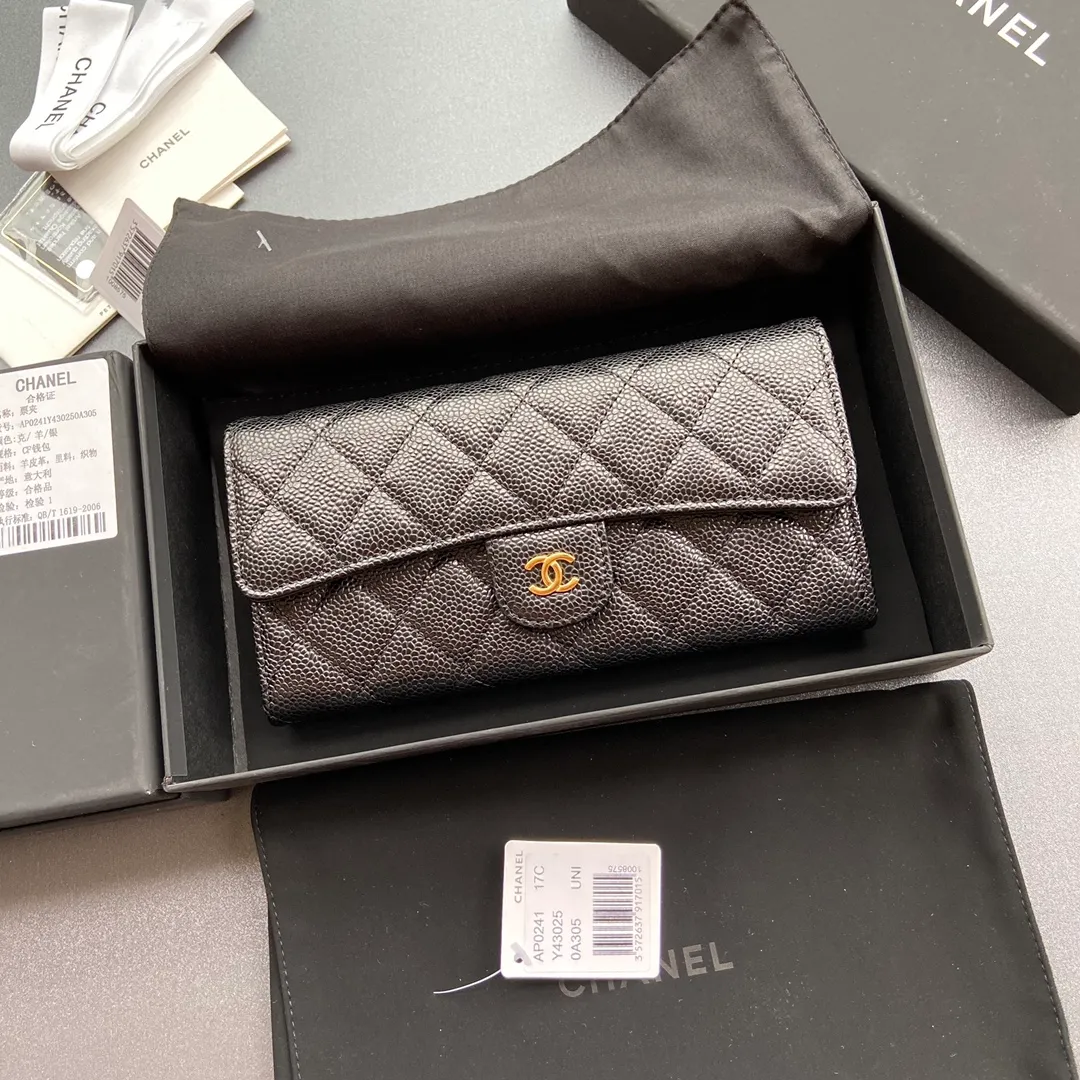Xiaoxiang imported Italian grained cowhide Item No.: A0241 Long clip with back pocket on the back Price: 480 Size: w19×h10.5×3cm Color: Black ball pattern gold steel mark