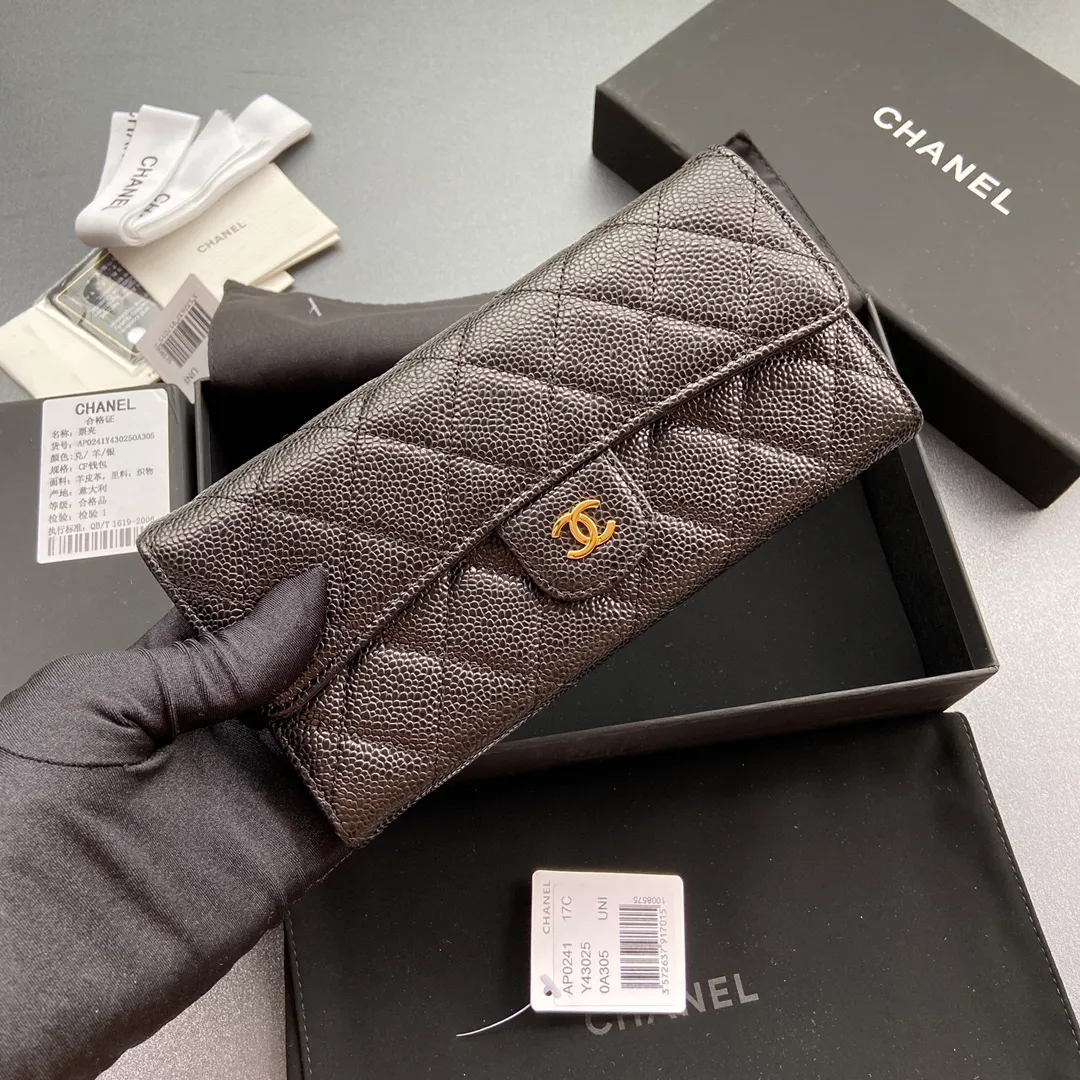 Xiaoxiang imported Italian grained cowhide Item No.: A0241 Long clip with back pocket on the back Price: 480 Size: w19×h10.5×3cm Color: Black ball pattern gold steel mark