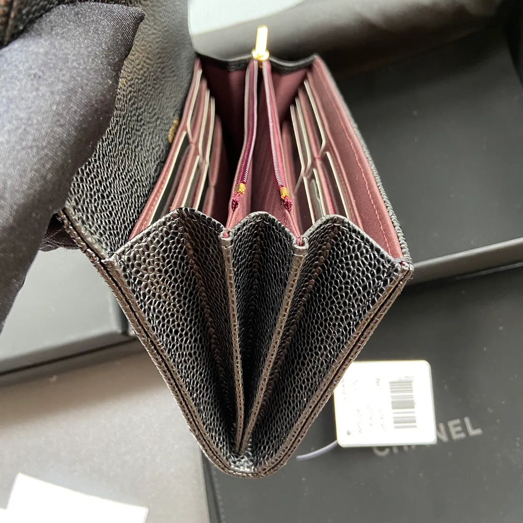 Xiaoxiang imported Italian grained cowhide Item No.: A0241 Long clip with back pocket on the back Price: 480 Size: w19×h10.5×3cm Color: Black ball pattern gold steel mark