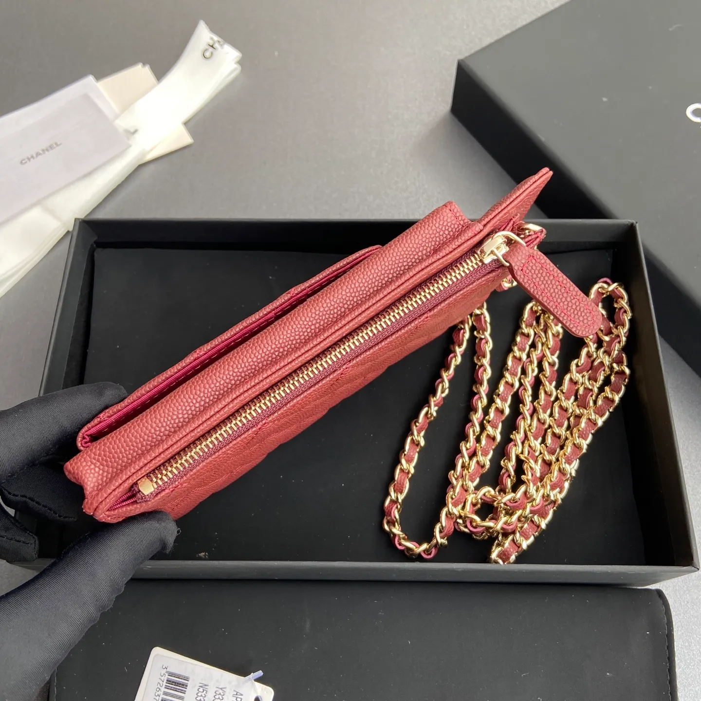 Xiaoxiang imported Italian grain cowhide Item number: AP1980 Price: 540 Color: burgundy fine ball pattern gold buckle Size: w18.5×h9×d3cm