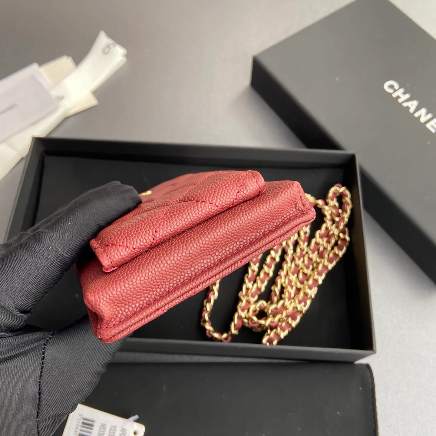 Xiaoxiang imported Italian grain cowhide Item number: AP1980 Price: 540 Color: burgundy fine ball pattern gold buckle Size: w18.5×h9×d3cm