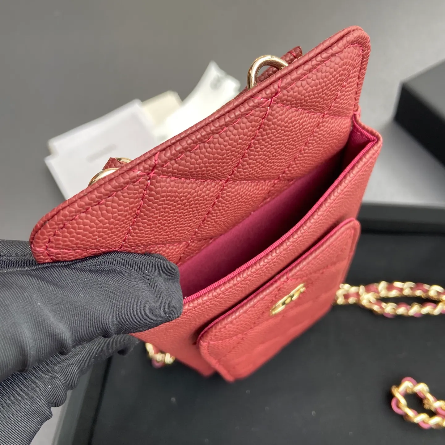 Xiaoxiang imported Italian grain cowhide Item number: AP1980 Price: 540 Color: burgundy fine ball pattern gold buckle Size: w18.5×h9×d3cm