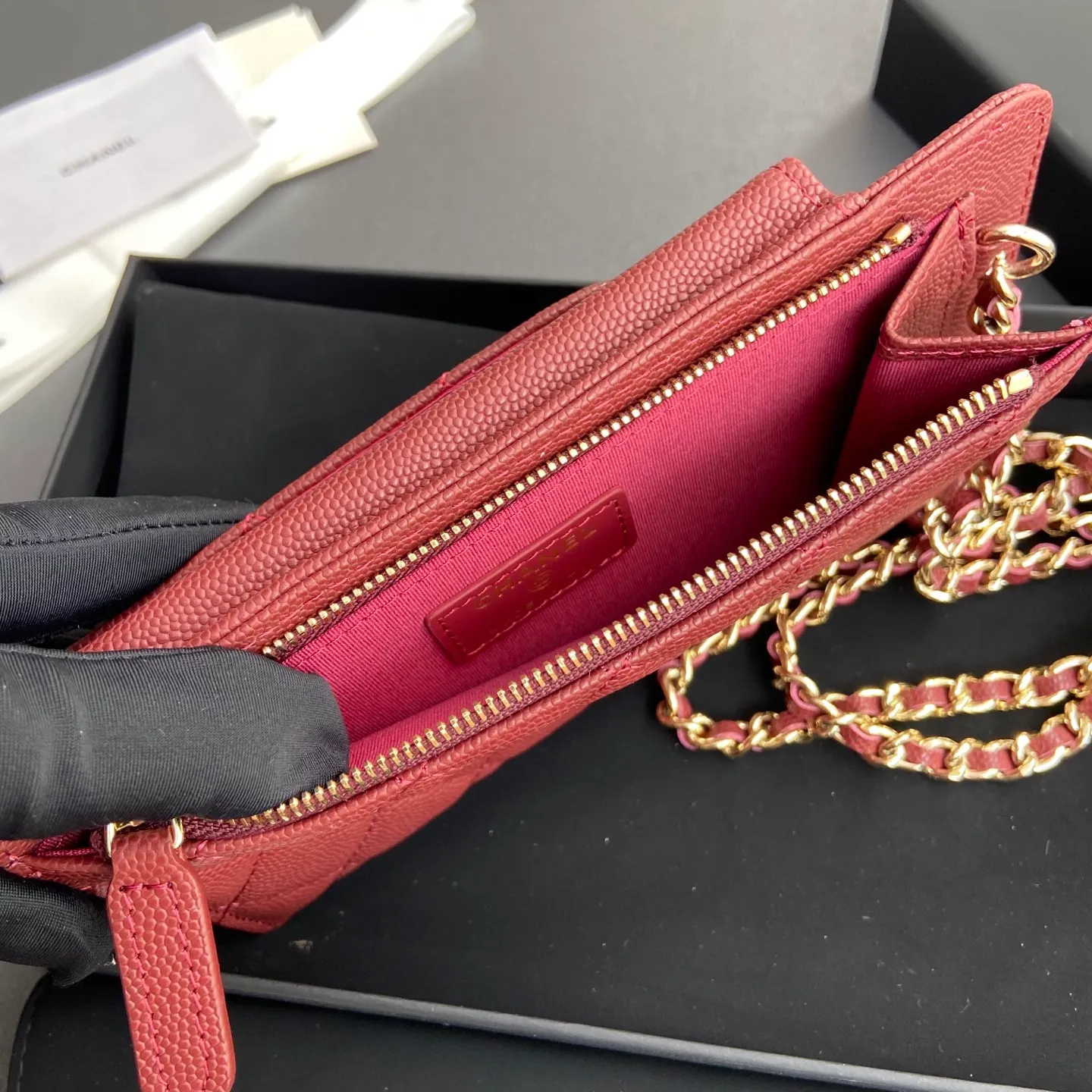 Xiaoxiang imported Italian grain cowhide Item number: AP1980 Price: 540 Color: burgundy fine ball pattern gold buckle Size: w18.5×h9×d3cm