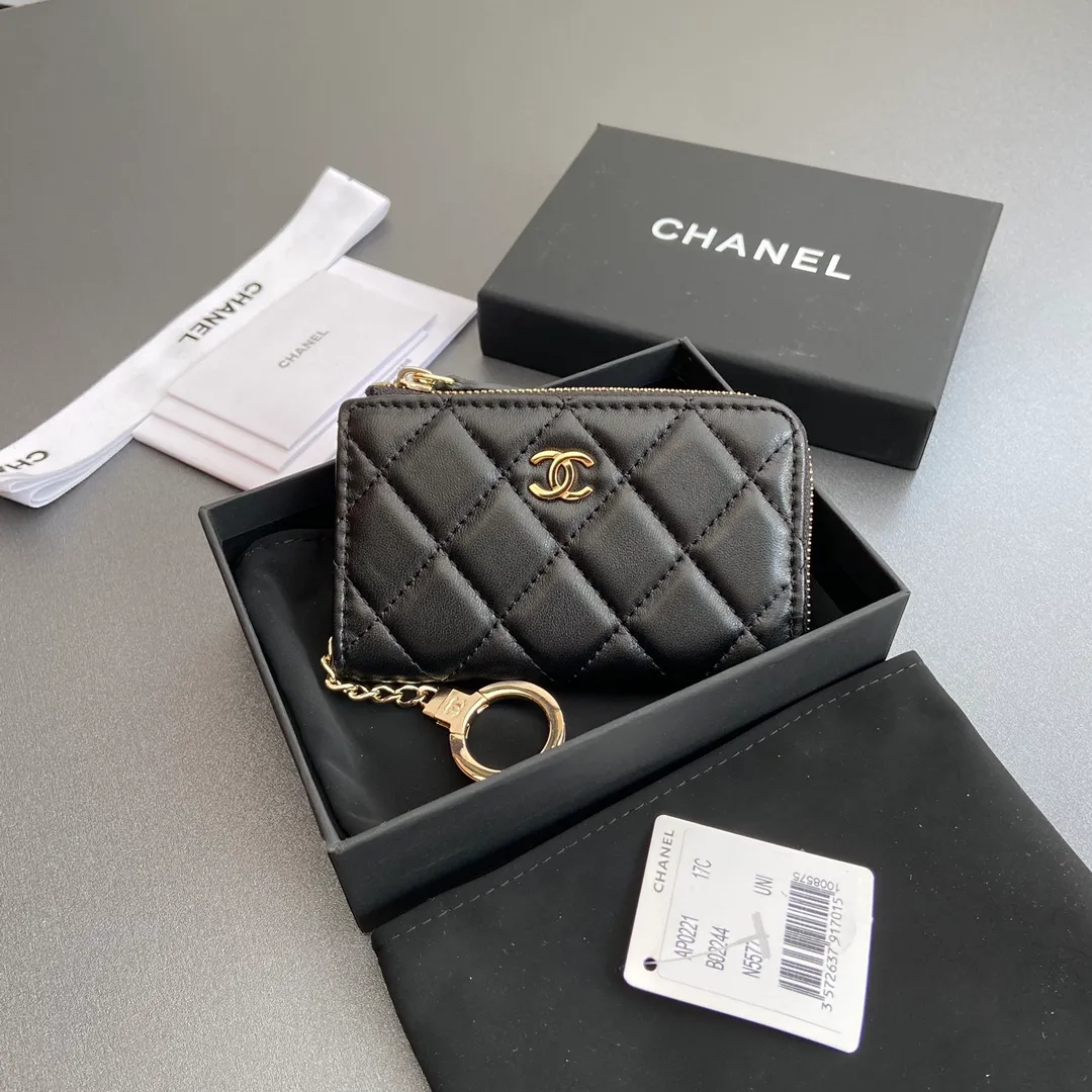 [Special grade hardware original leather] 💰320 Xiaoxiang small zipper bag card holder series Hook chain quilted card holder with iconic metal logo Gold tone metal hardware, special Italian imported leather 1 card slot wallet bag, 1 hook chain Number: 0221 Black Sheep Gold Size: w11.5×h7.5×1.5cm