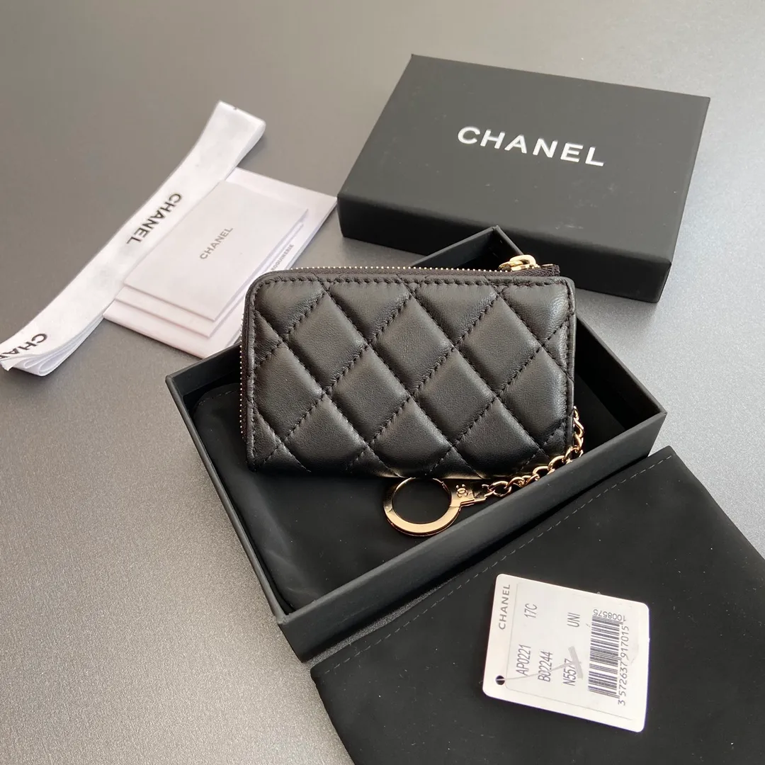 [Special grade hardware original leather] 💰320 Xiaoxiang small zipper bag card holder series Hook chain quilted card holder with iconic metal logo Gold tone metal hardware, special Italian imported leather 1 card slot wallet bag, 1 hook chain Number: 0221 Black Sheep Gold Size: w11.5×h7.5×1.5cm
