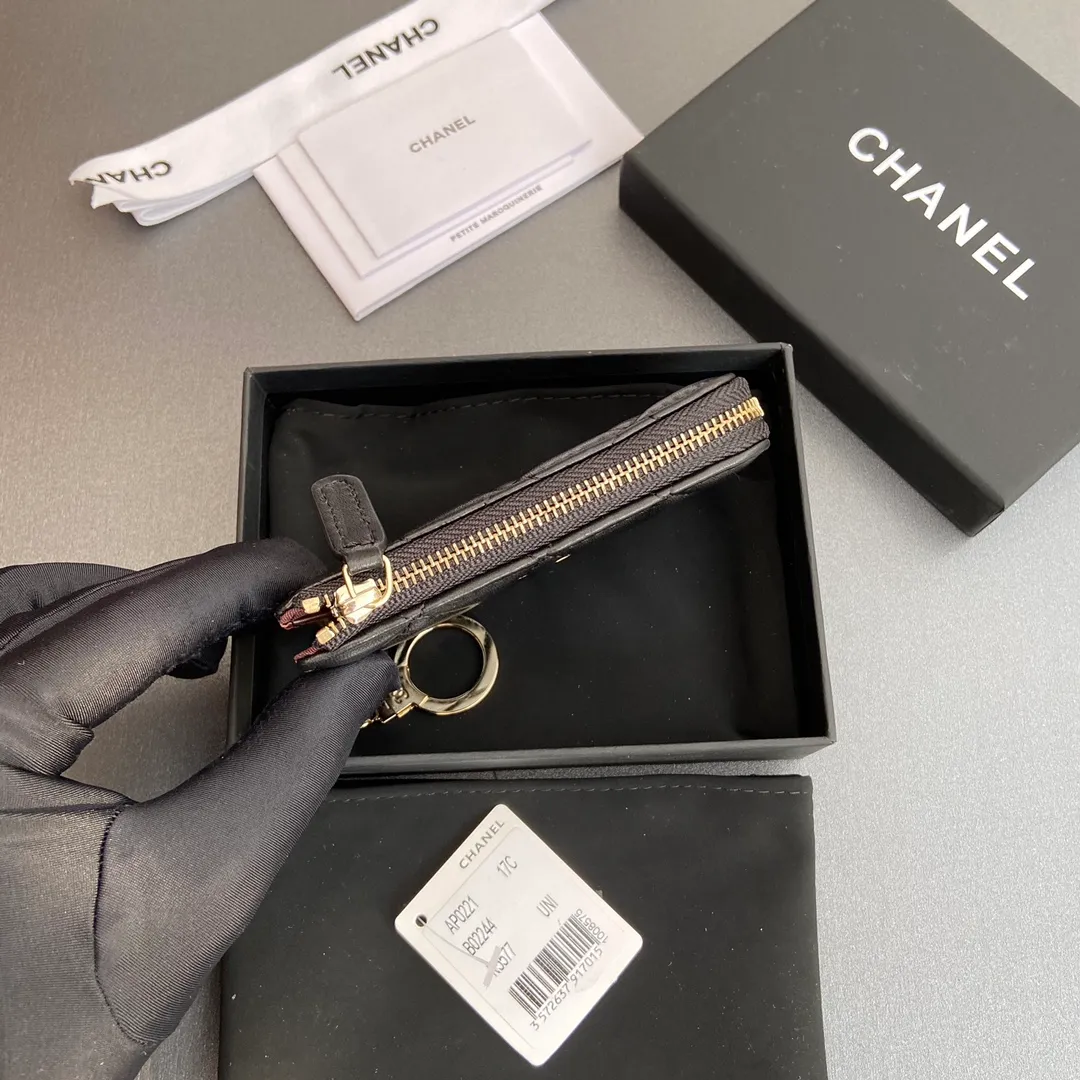 [Special grade hardware original leather] 💰320 Xiaoxiang small zipper bag card holder series Hook chain quilted card holder with iconic metal logo Gold tone metal hardware, special Italian imported leather 1 card slot wallet bag, 1 hook chain Number: 0221 Black Sheep Gold Size: w11.5×h7.5×1.5cm