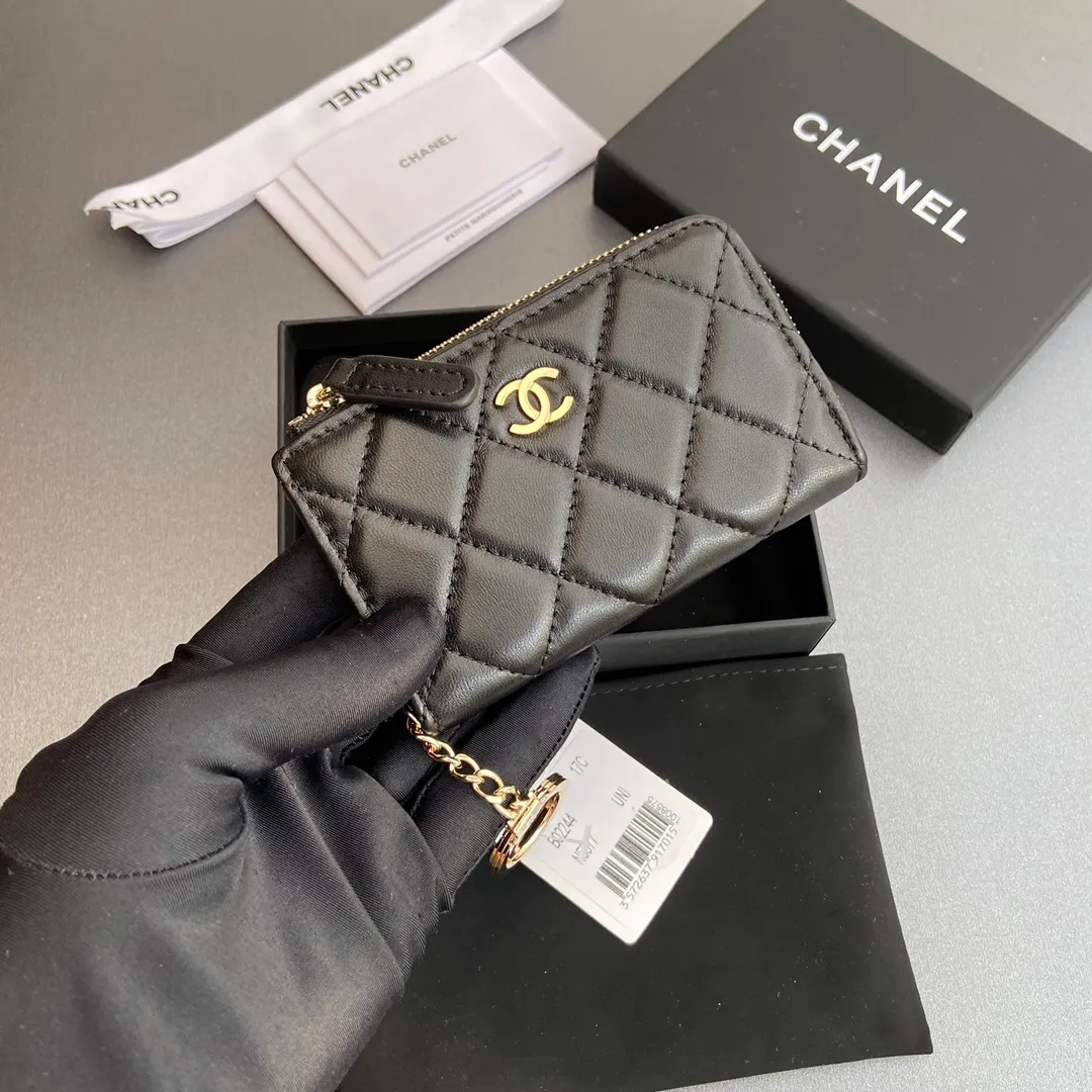 [Special grade hardware original leather] 💰320 Xiaoxiang small zipper bag card holder series Hook chain quilted card holder with iconic metal logo Gold tone metal hardware, special Italian imported leather 1 card slot wallet bag, 1 hook chain Number: 0221 Black Sheep Gold Size: w11.5×h7.5×1.5cm