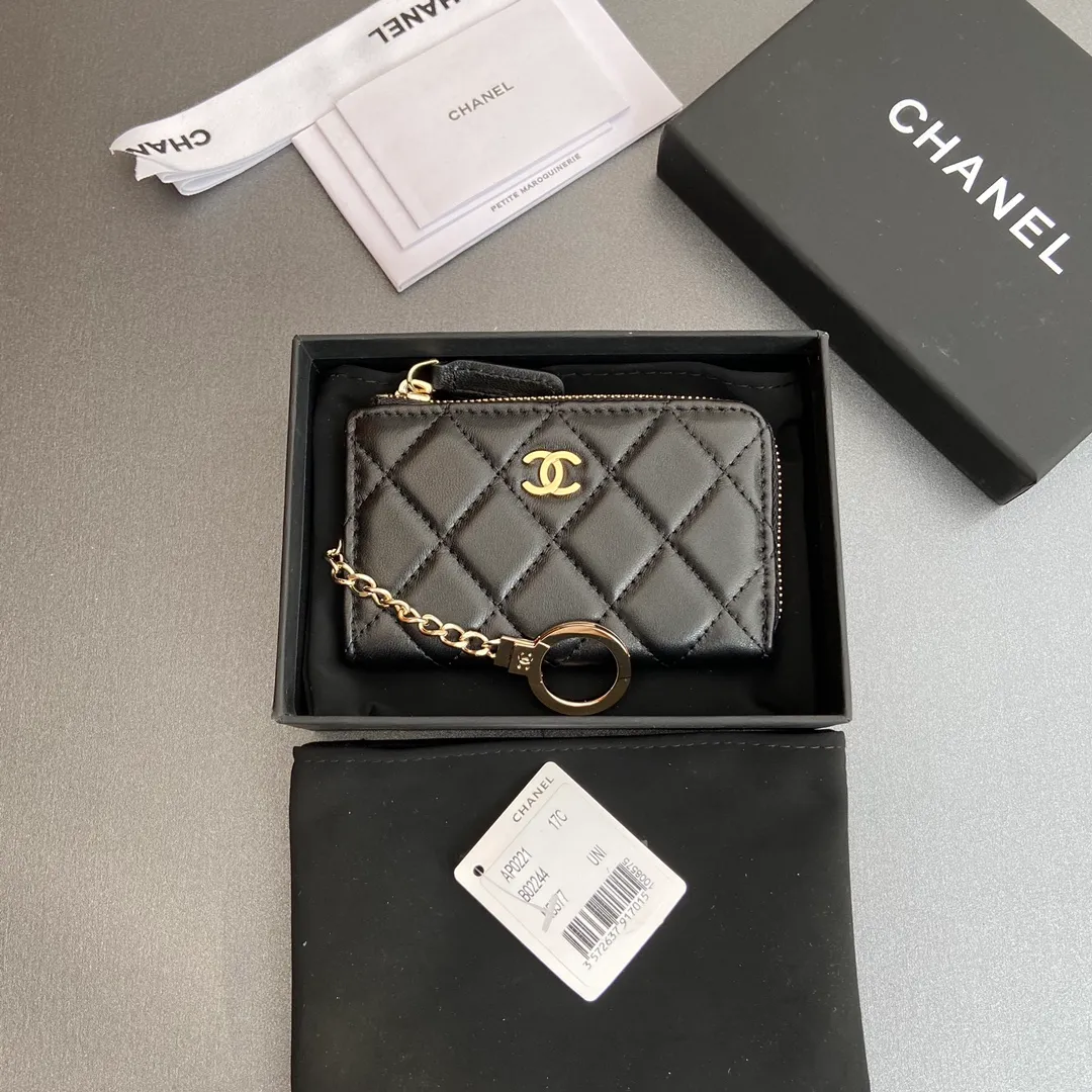[Special grade hardware original leather] 💰320 Xiaoxiang small zipper bag card holder series Hook chain quilted card holder with iconic metal logo Gold tone metal hardware, special Italian imported leather 1 card slot wallet bag, 1 hook chain Number: 0221 Black Sheep Gold Size: w11.5×h7.5×1.5cm