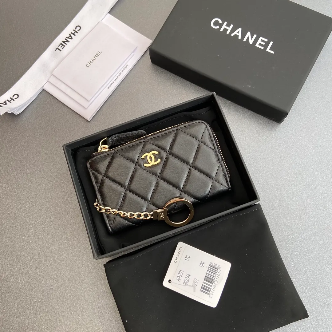 [Special grade hardware original leather] 💰320 Xiaoxiang small zipper bag card holder series Hook chain quilted card holder with iconic metal logo Gold tone metal hardware, special Italian imported leather 1 card slot wallet bag, 1 hook chain Number: 0221 Black Sheep Gold Size: w11.5×h7.5×1.5cm