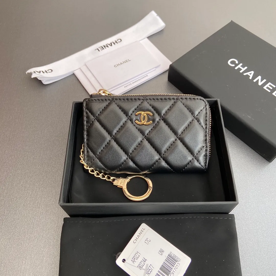 [Special grade hardware original leather] 💰320 Xiaoxiang small zipper bag card holder series Hook chain quilted card holder with iconic metal logo Gold tone metal hardware, special Italian imported leather 1 card slot wallet bag, 1 hook chain Number: 0221 Black Sheep Gold Size: w11.5×h7.5×1.5cm