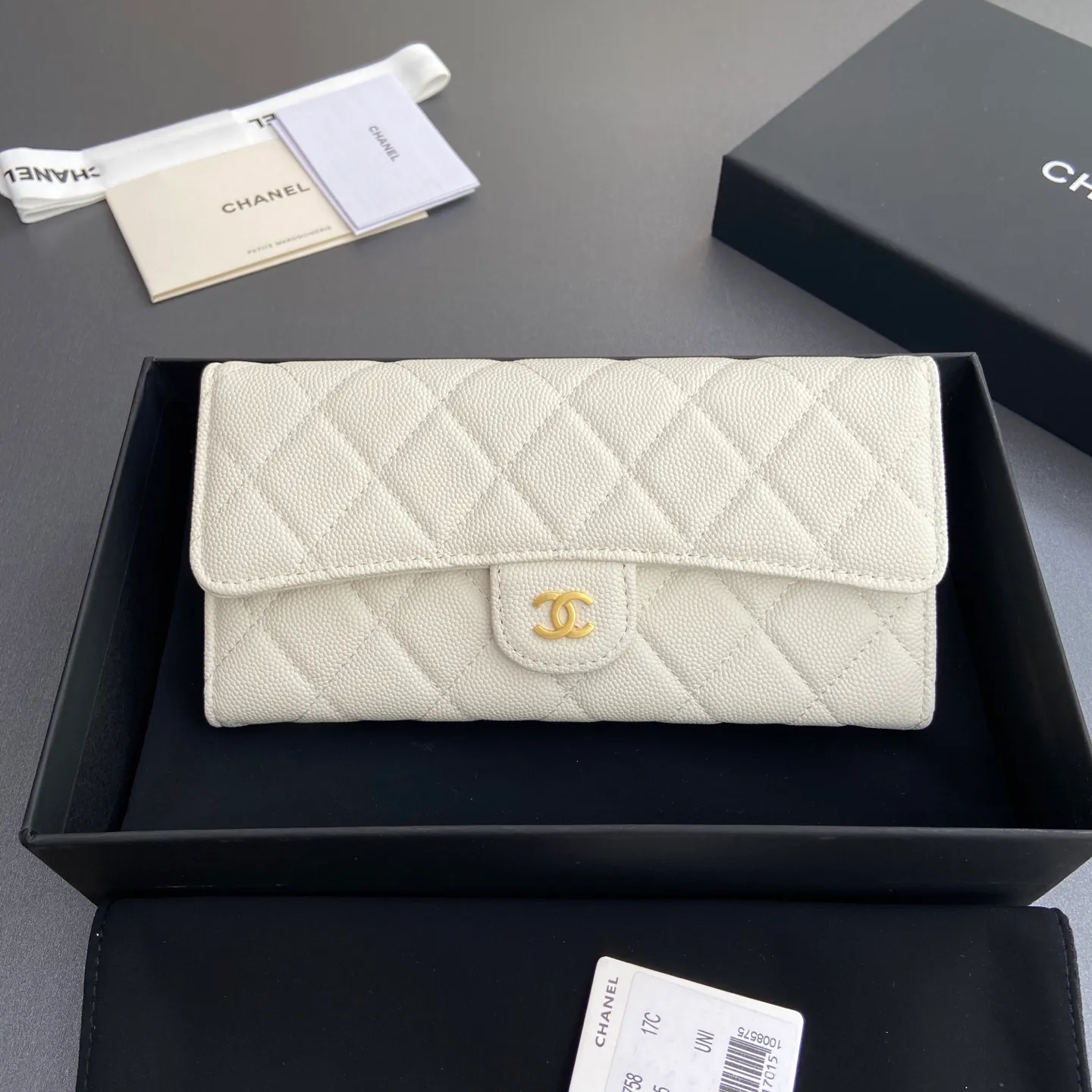Xiaoxiang imported Italian grained calfskin Item No.: A80758 Price: 460 Size: w19×h10.5×3cm Color: White fine ball grain leather with golden steel mark