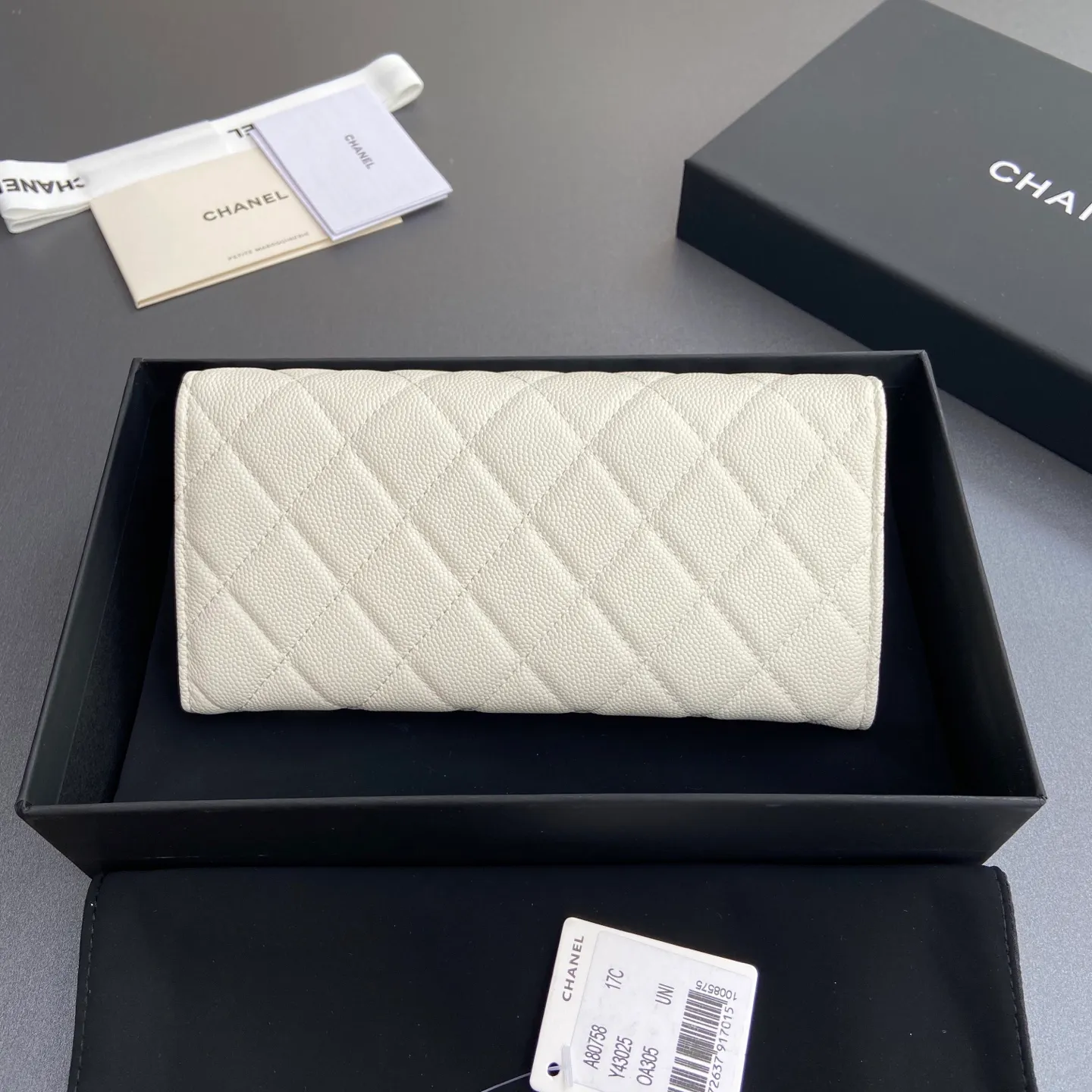 Xiaoxiang imported Italian grained calfskin Item No.: A80758 Price: 460 Size: w19×h10.5×3cm Color: White fine ball grain leather with golden steel mark