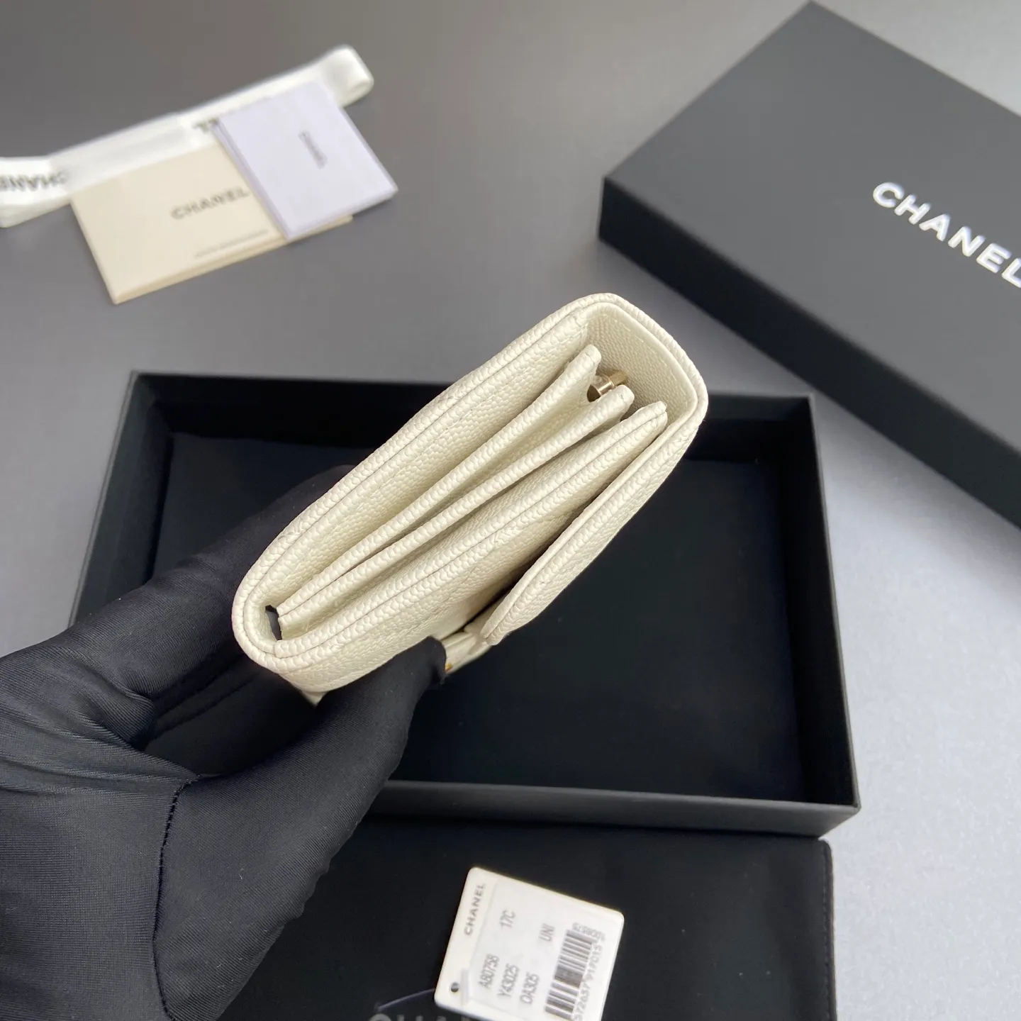 Xiaoxiang imported Italian grained calfskin Item No.: A80758 Price: 460 Size: w19×h10.5×3cm Color: White fine ball grain leather with golden steel mark