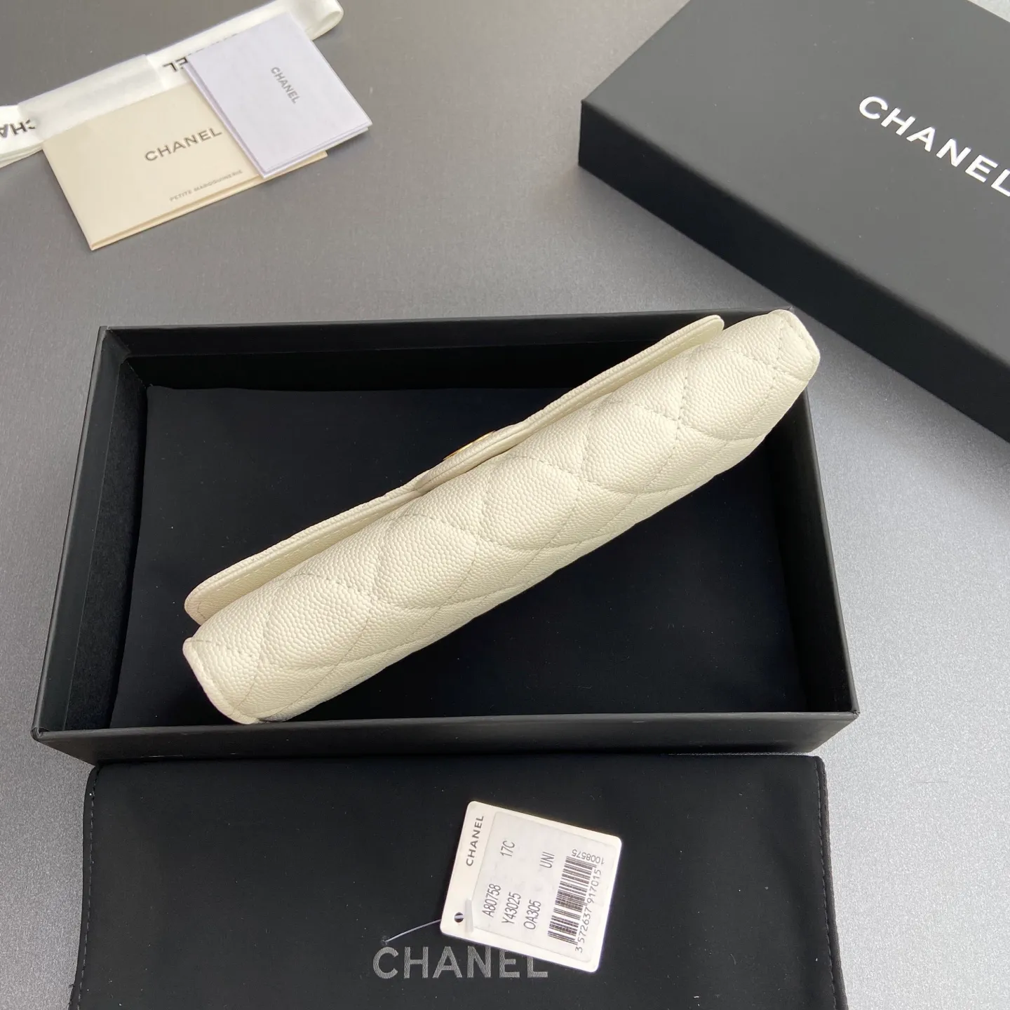 Xiaoxiang imported Italian grained calfskin Item No.: A80758 Price: 460 Size: w19×h10.5×3cm Color: White fine ball grain leather with golden steel mark