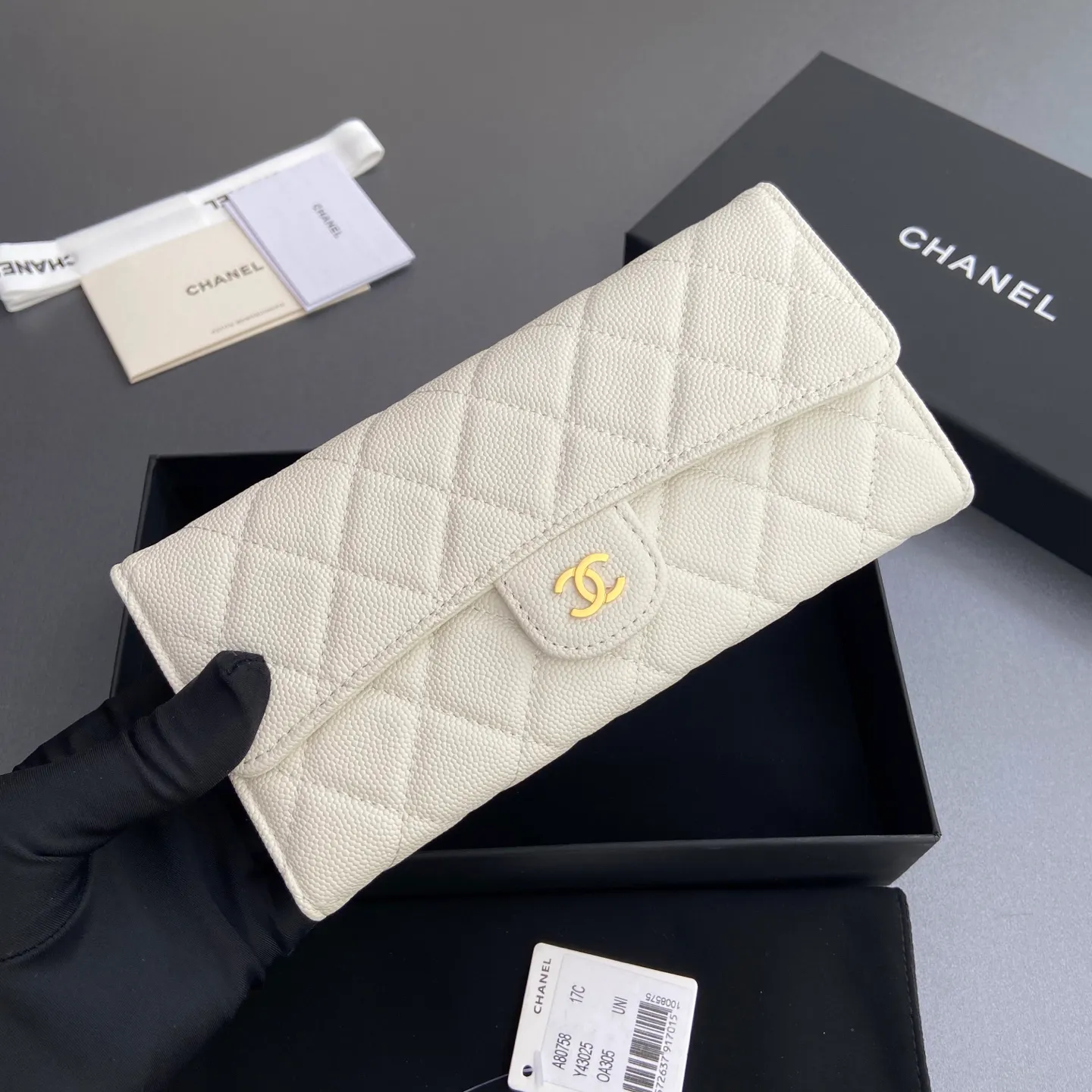 Xiaoxiang imported Italian grained calfskin Item No.: A80758 Price: 460 Size: w19×h10.5×3cm Color: White fine ball grain leather with golden steel mark