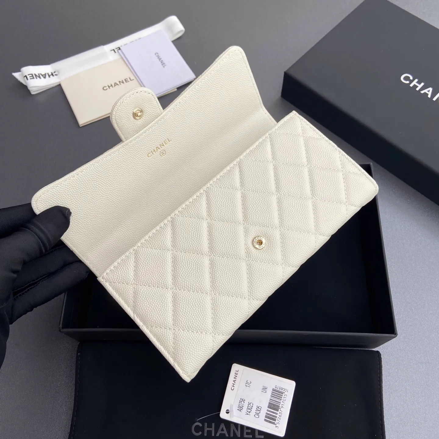 Xiaoxiang imported Italian grained calfskin Item No.: A80758 Price: 460 Size: w19×h10.5×3cm Color: White fine ball grain leather with golden steel mark