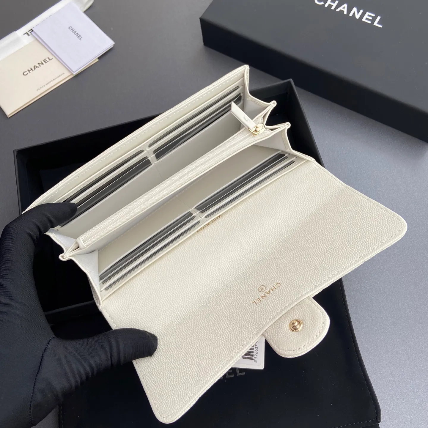 Xiaoxiang imported Italian grained calfskin Item No.: A80758 Price: 460 Size: w19×h10.5×3cm Color: White fine ball grain leather with golden steel mark