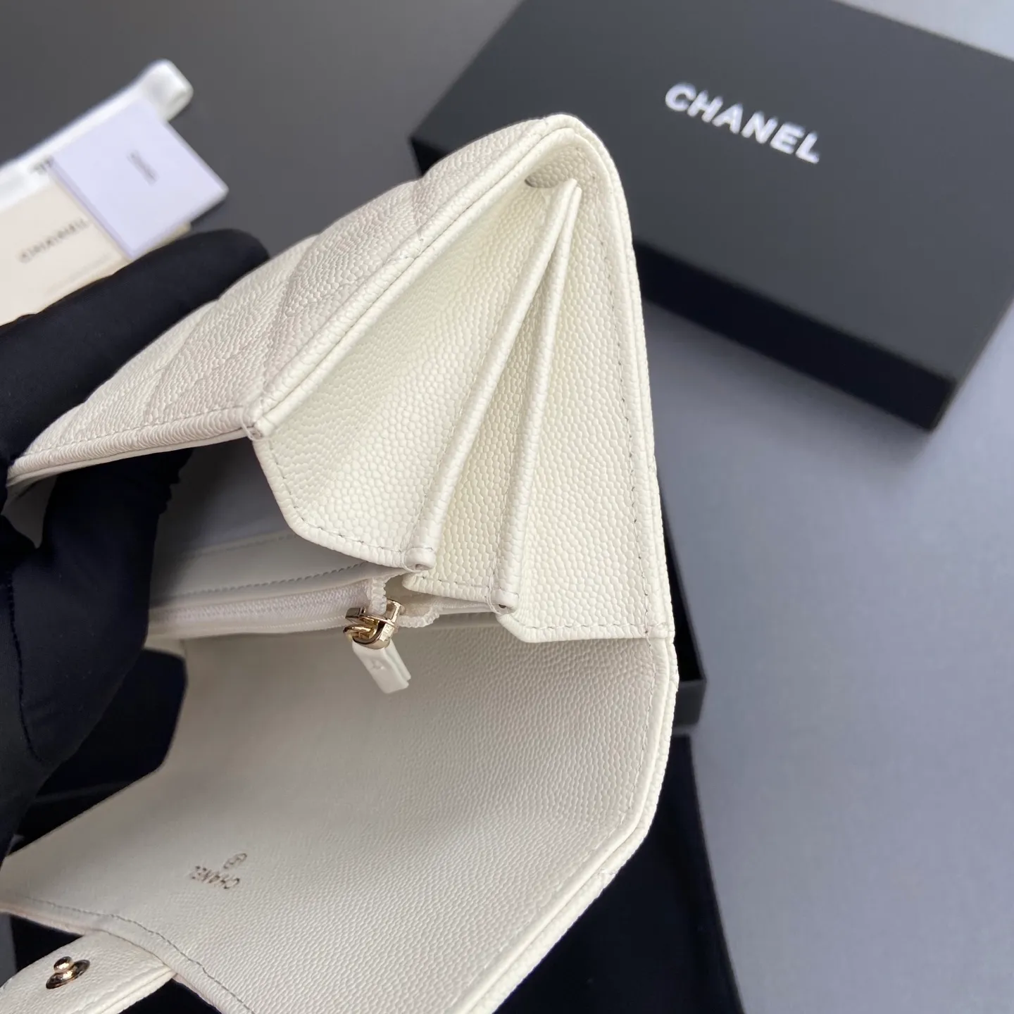 Xiaoxiang imported Italian grained calfskin Item No.: A80758 Price: 460 Size: w19×h10.5×3cm Color: White fine ball grain leather with golden steel mark