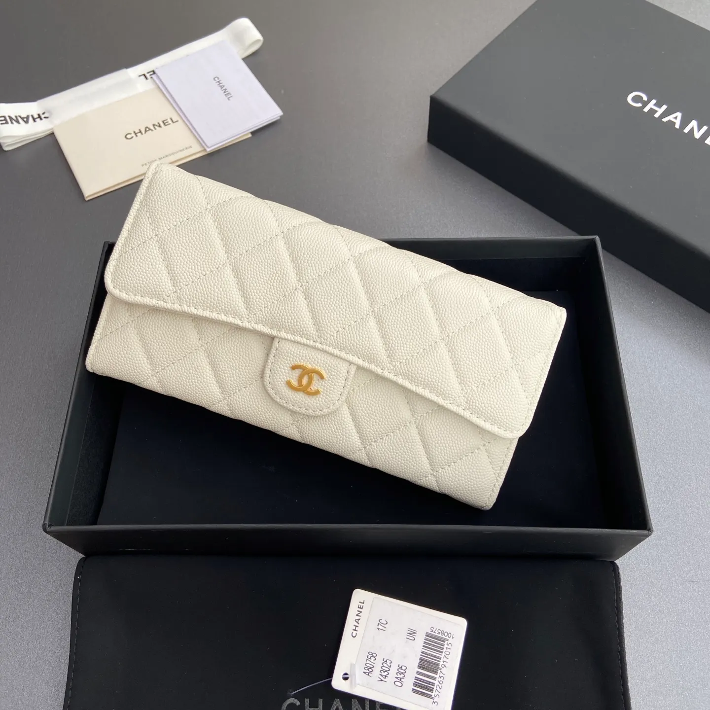 Xiaoxiang imported Italian grained calfskin Item No.: A80758 Price: 460 Size: w19×h10.5×3cm Color: White fine ball grain leather with golden steel mark