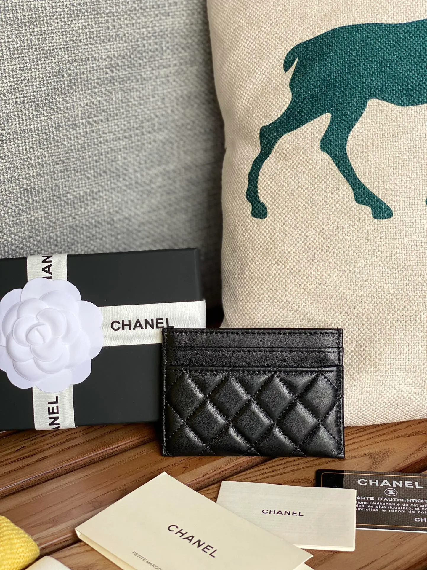 220💰CHANEL’s new leboy card holder has arrived! The imported rhombus pattern is very attractive! The retro gold buckle has an old-fashioned feel and is very fashionable and retro❤️This small card holder is very cost-effective, and you can also put some change in the three card slots👍Model number: 84431 Size: 11×7.5×1cm