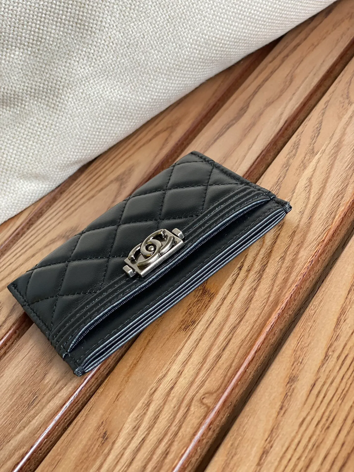 220💰CHANEL’s new leboy card holder has arrived! The imported rhombus pattern is very attractive! The retro gold buckle has an old-fashioned feel and is very fashionable and retro❤️This small card holder is very cost-effective, and you can also put some change in the three card slots👍Model number: 84431 Size: 11×7.5×1cm