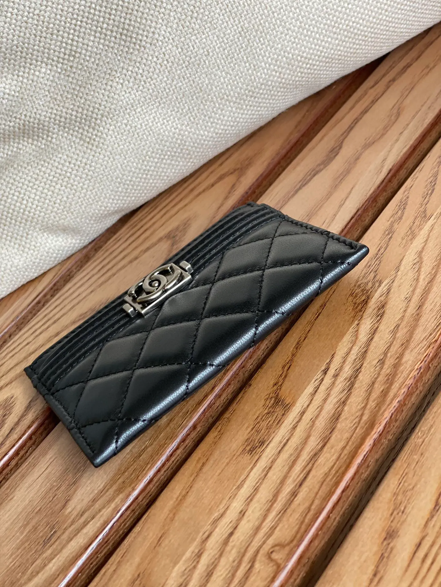 220💰CHANEL’s new leboy card holder has arrived! The imported rhombus pattern is very attractive! The retro gold buckle has an old-fashioned feel and is very fashionable and retro❤️This small card holder is very cost-effective, and you can also put some change in the three card slots👍Model number: 84431 Size: 11×7.5×1cm