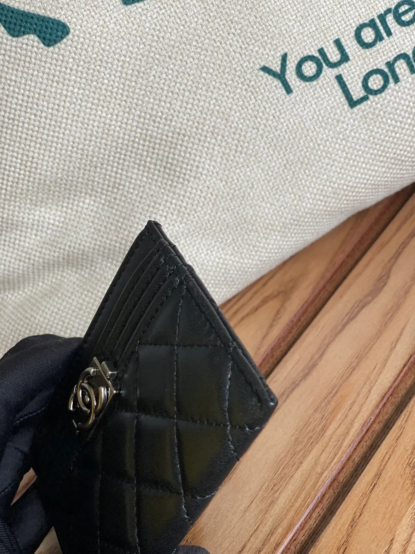 220💰CHANEL’s new leboy card holder has arrived! The imported rhombus pattern is very attractive! The retro gold buckle has an old-fashioned feel and is very fashionable and retro❤️This small card holder is very cost-effective, and you can also put some change in the three card slots👍Model number: 84431 Size: 11×7.5×1cm