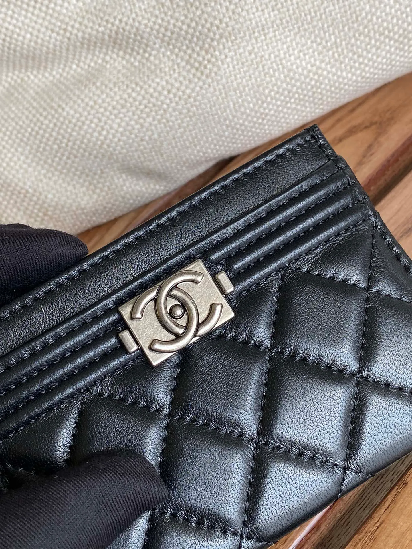 220💰CHANEL’s new leboy card holder has arrived! The imported rhombus pattern is very attractive! The retro gold buckle has an old-fashioned feel and is very fashionable and retro❤️This small card holder is very cost-effective, and you can also put some change in the three card slots👍Model number: 84431 Size: 11×7.5×1cm