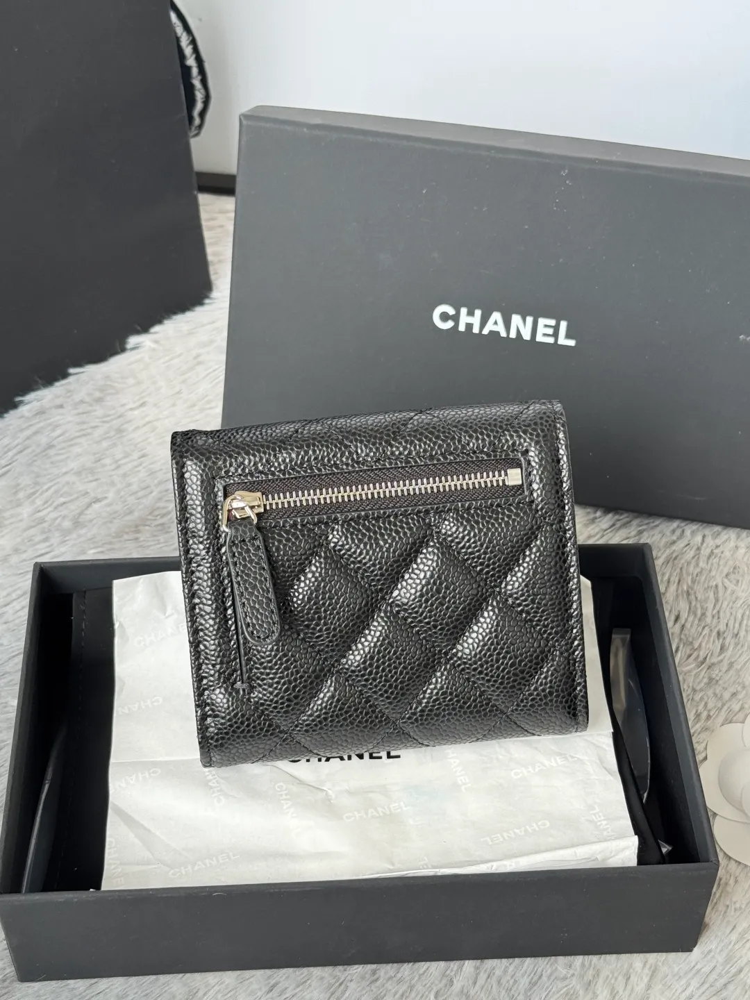 💰440💰 Cowhide ball grained cowhide CF short tri-fold wallet is now available! Chanel Grandma Xiang has 6 card slots, and there is a coin purse at the back, so you can put 2,000 Mao Zedong without any trouble at all! Delicate leather and gold hardware! Full of fashion sense, very fashionable, can be held in hand, can be put in the bag, very good for storage. Style number: 82288, size 10.5*11.5*3cm, color as shown in the picture, exclusive real shot