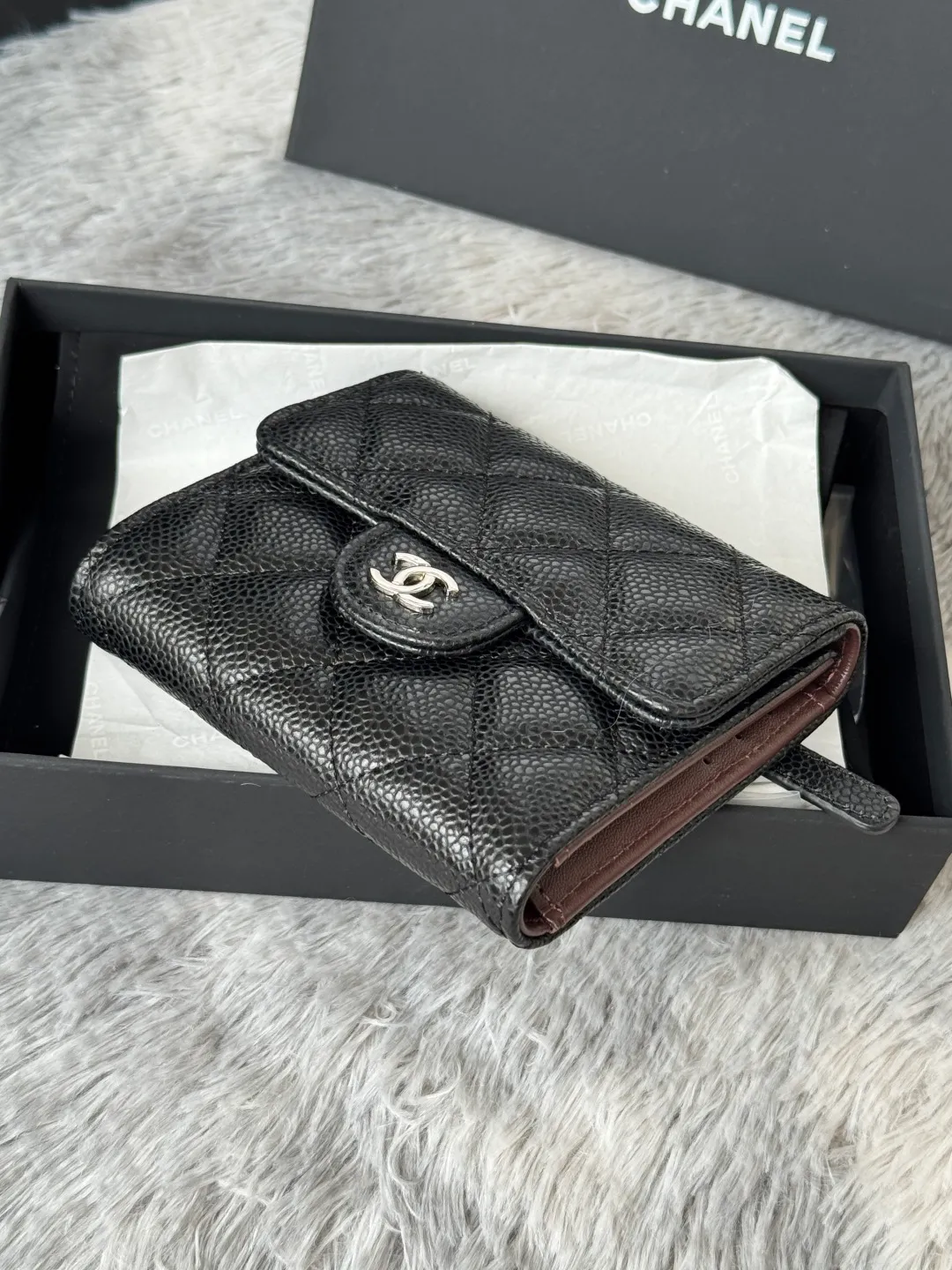 💰440💰 Cowhide ball grained cowhide CF short tri-fold wallet is now available! Chanel Grandma Xiang has 6 card slots, and there is a coin purse at the back, so you can put 2,000 Mao Zedong without any trouble at all! Delicate leather and gold hardware! Full of fashion sense, very fashionable, can be held in hand, can be put in the bag, very good for storage. Style number: 82288, size 10.5*11.5*3cm, color as shown in the picture, exclusive real shot