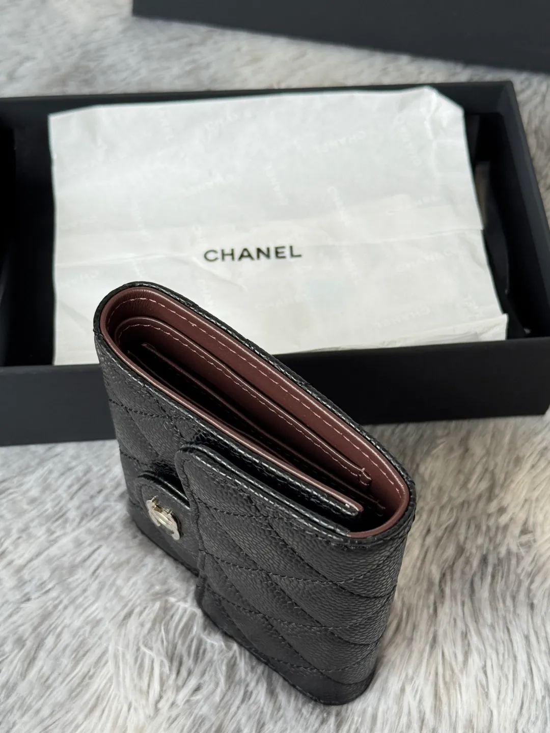 💰440💰 Cowhide ball grained cowhide CF short tri-fold wallet is now available! Chanel Grandma Xiang has 6 card slots, and there is a coin purse at the back, so you can put 2,000 Mao Zedong without any trouble at all! Delicate leather and gold hardware! Full of fashion sense, very fashionable, can be held in hand, can be put in the bag, very good for storage. Style number: 82288, size 10.5*11.5*3cm, color as shown in the picture, exclusive real shot