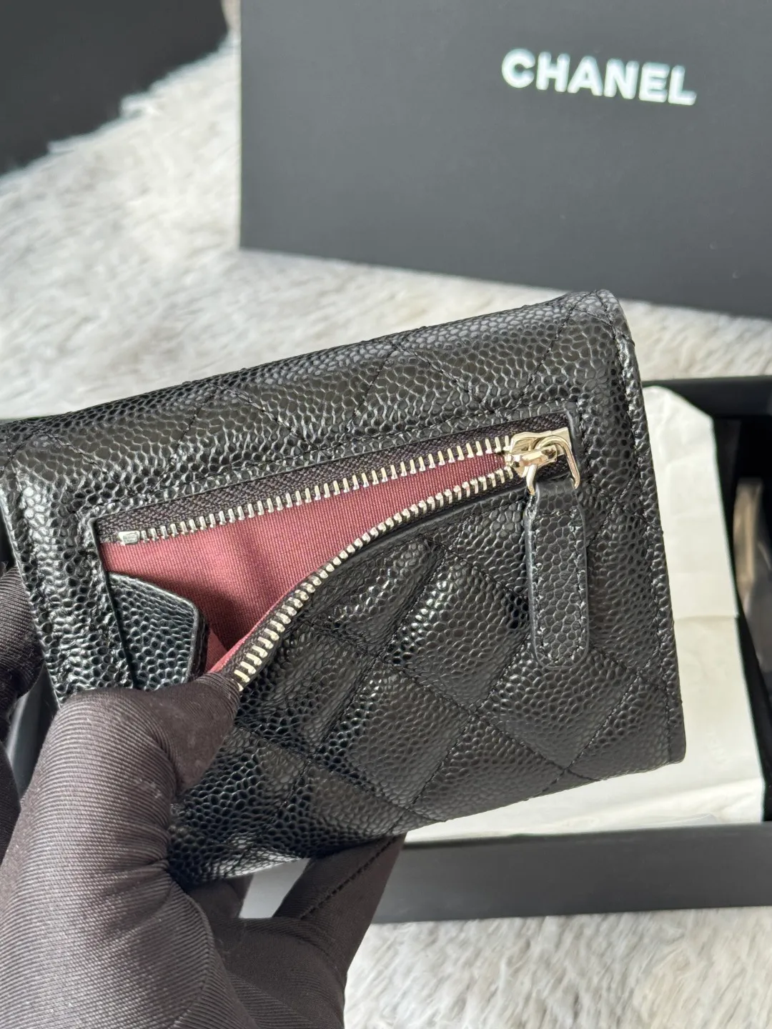 💰440💰 Cowhide ball grained cowhide CF short tri-fold wallet is now available! Chanel Grandma Xiang has 6 card slots, and there is a coin purse at the back, so you can put 2,000 Mao Zedong without any trouble at all! Delicate leather and gold hardware! Full of fashion sense, very fashionable, can be held in hand, can be put in the bag, very good for storage. Style number: 82288, size 10.5*11.5*3cm, color as shown in the picture, exclusive real shot