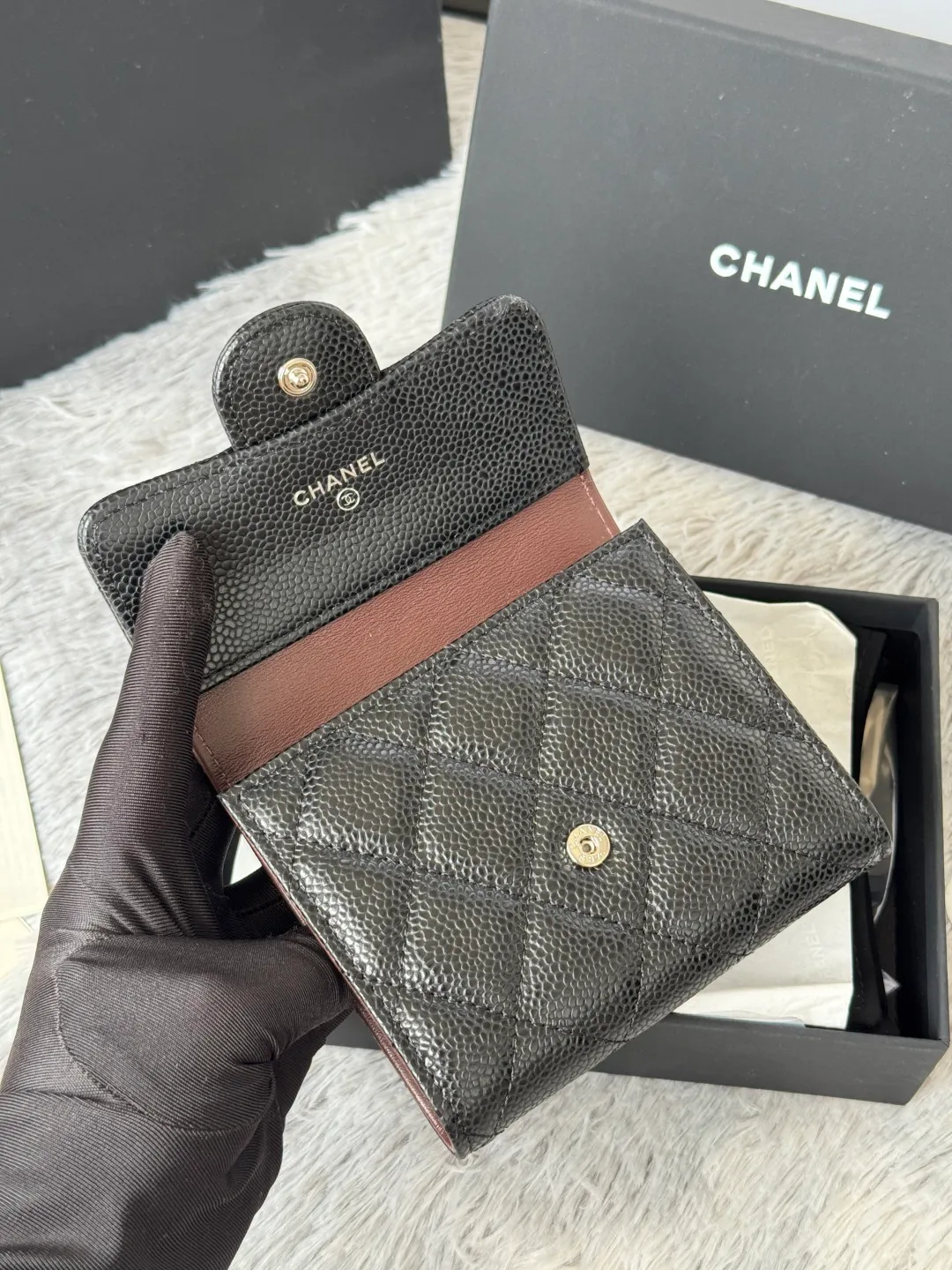 💰440💰 Cowhide ball grained cowhide CF short tri-fold wallet is now available! Chanel Grandma Xiang has 6 card slots, and there is a coin purse at the back, so you can put 2,000 Mao Zedong without any trouble at all! Delicate leather and gold hardware! Full of fashion sense, very fashionable, can be held in hand, can be put in the bag, very good for storage. Style number: 82288, size 10.5*11.5*3cm, color as shown in the picture, exclusive real shot