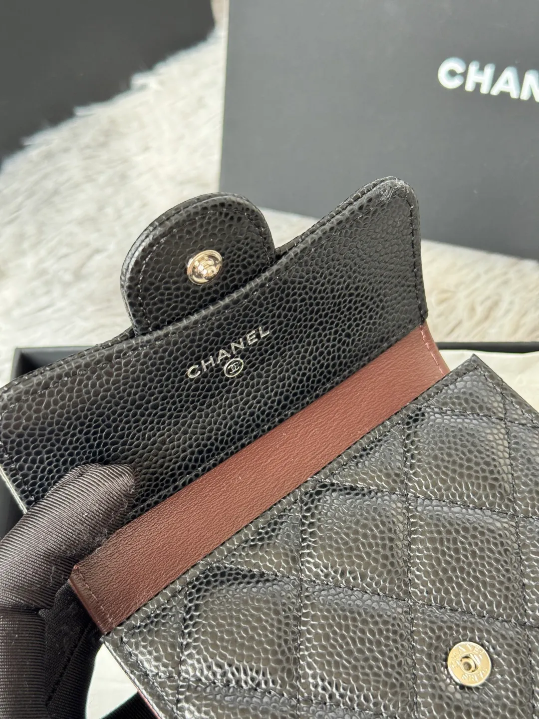 💰440💰 Cowhide ball grained cowhide CF short tri-fold wallet is now available! Chanel Grandma Xiang has 6 card slots, and there is a coin purse at the back, so you can put 2,000 Mao Zedong without any trouble at all! Delicate leather and gold hardware! Full of fashion sense, very fashionable, can be held in hand, can be put in the bag, very good for storage. Style number: 82288, size 10.5*11.5*3cm, color as shown in the picture, exclusive real shot