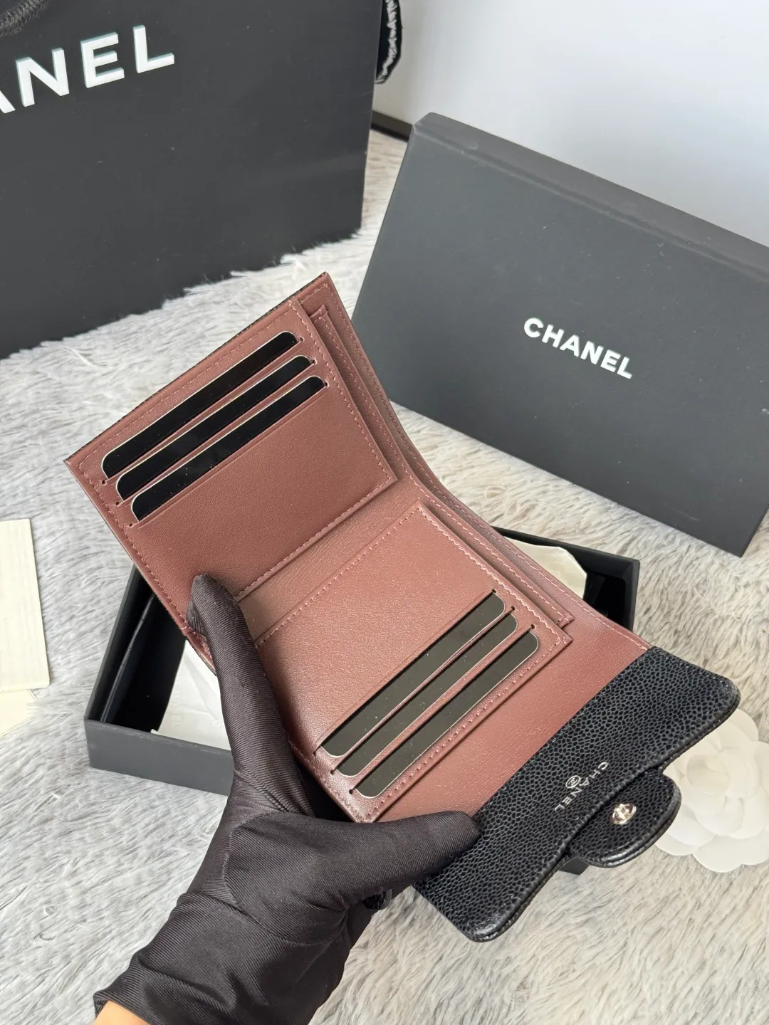 💰440💰 Cowhide ball grained cowhide CF short tri-fold wallet is now available! Chanel Grandma Xiang has 6 card slots, and there is a coin purse at the back, so you can put 2,000 Mao Zedong without any trouble at all! Delicate leather and gold hardware! Full of fashion sense, very fashionable, can be held in hand, can be put in the bag, very good for storage. Style number: 82288, size 10.5*11.5*3cm, color as shown in the picture, exclusive real shot