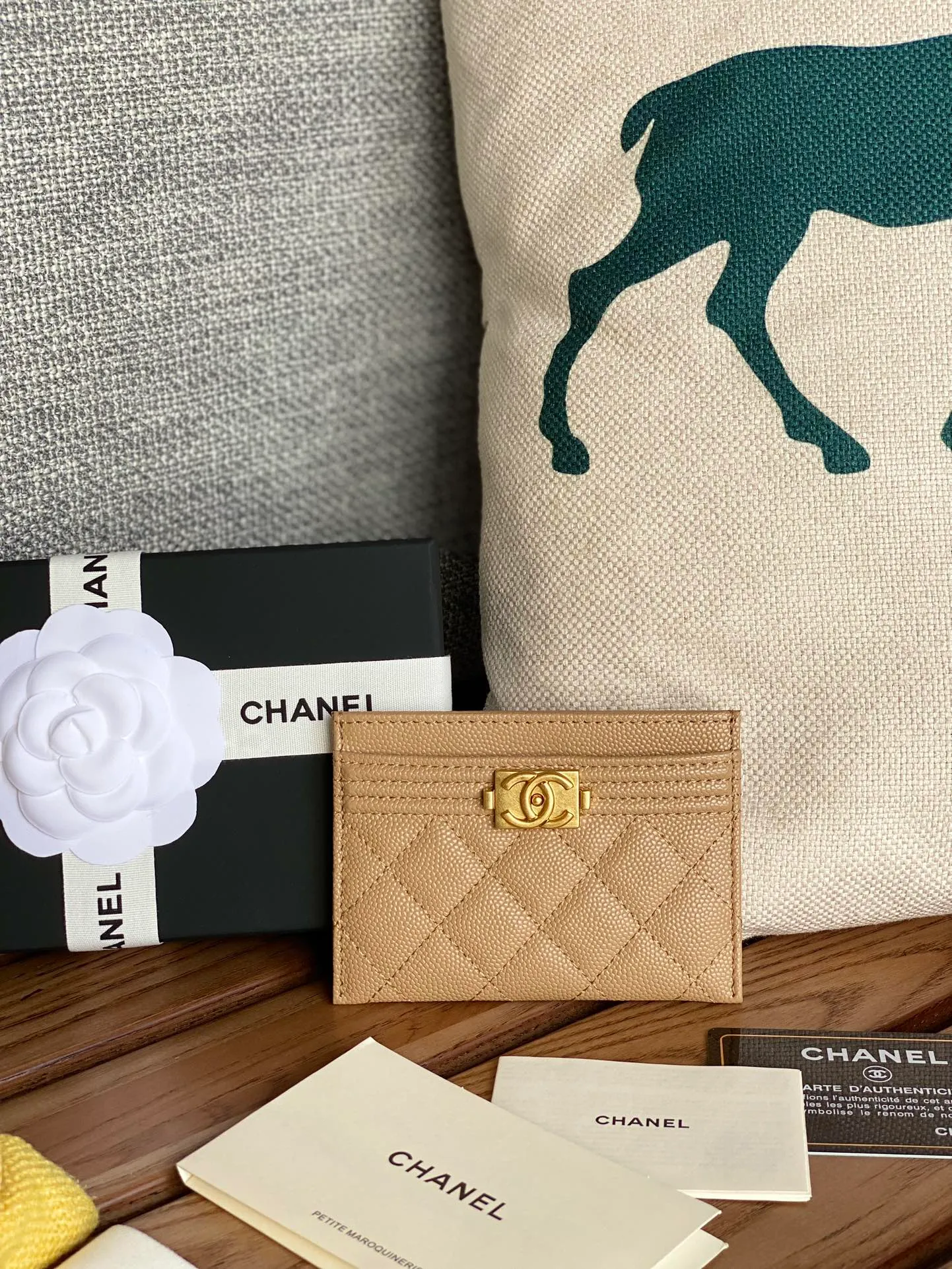 220💰CHANEL’s new leboy card holder has arrived! The imported rhombus pattern is very attractive! The retro gold buckle has an old-fashioned feel and is very fashionable and retro❤️This small card holder is very cost-effective, and you can also put some change in the three card slots👍Model number: 84431 Size: 11×7.5×1cm