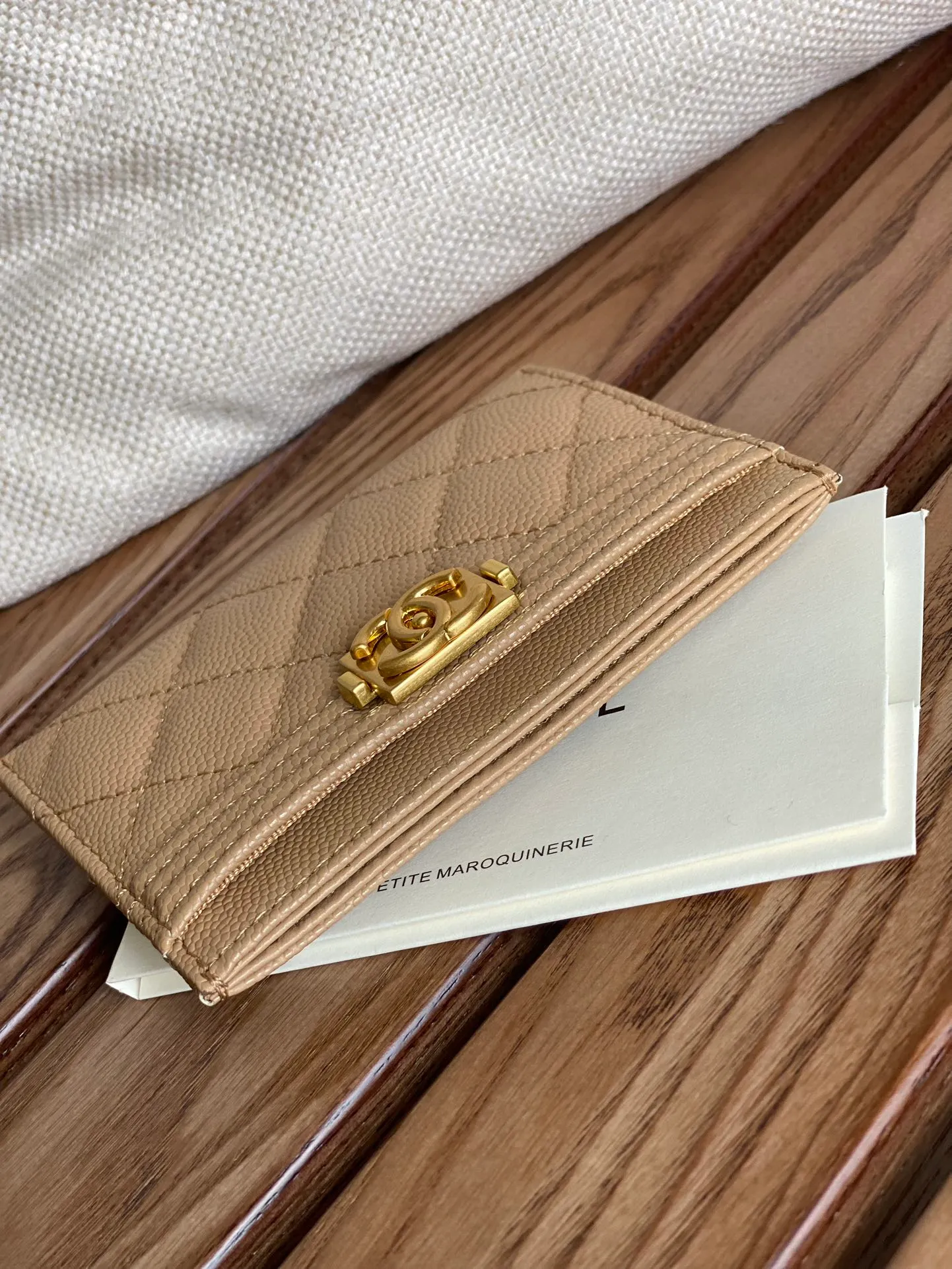 220💰CHANEL’s new leboy card holder has arrived! The imported rhombus pattern is very attractive! The retro gold buckle has an old-fashioned feel and is very fashionable and retro❤️This small card holder is very cost-effective, and you can also put some change in the three card slots👍Model number: 84431 Size: 11×7.5×1cm