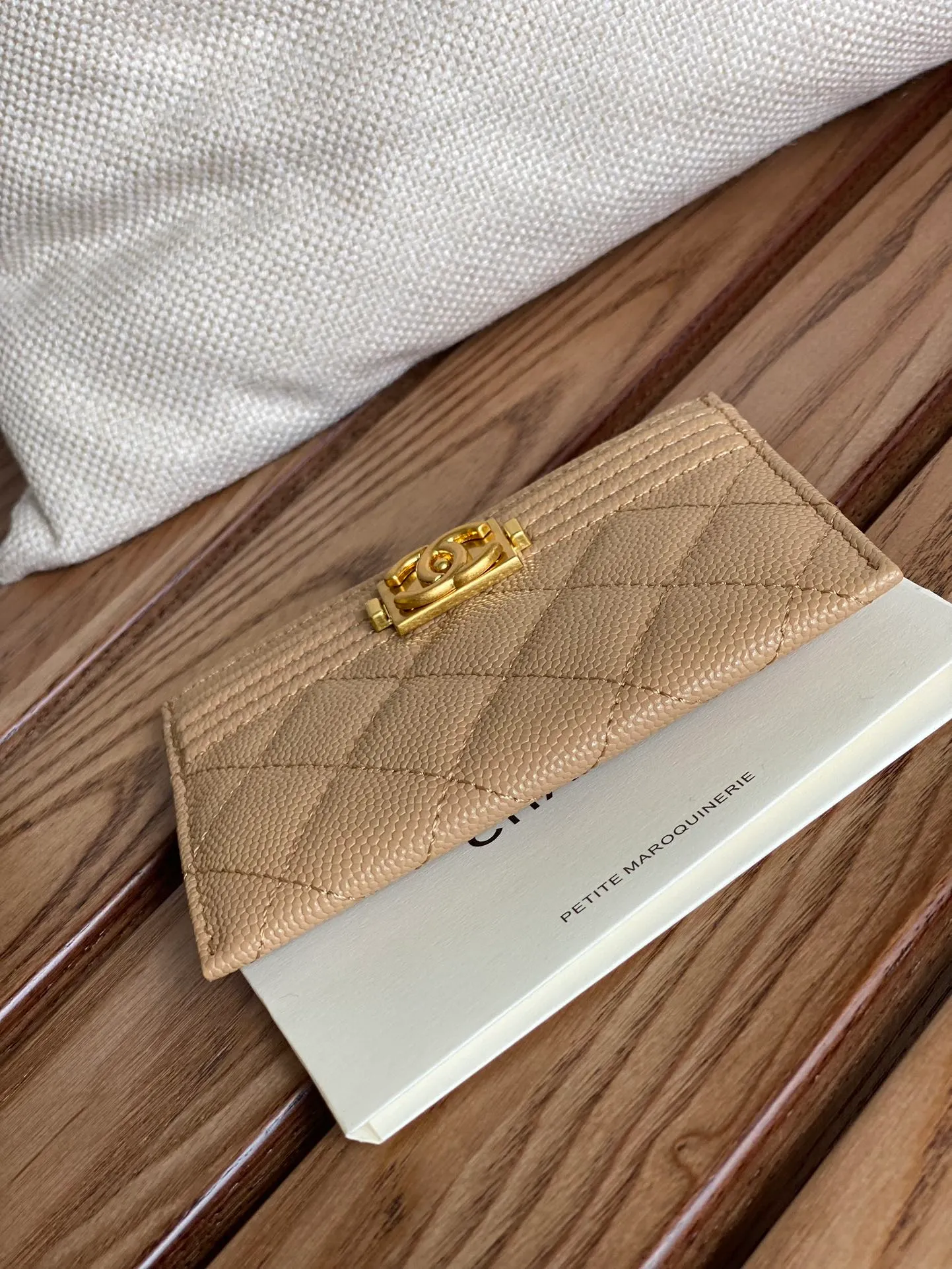 220💰CHANEL’s new leboy card holder has arrived! The imported rhombus pattern is very attractive! The retro gold buckle has an old-fashioned feel and is very fashionable and retro❤️This small card holder is very cost-effective, and you can also put some change in the three card slots👍Model number: 84431 Size: 11×7.5×1cm