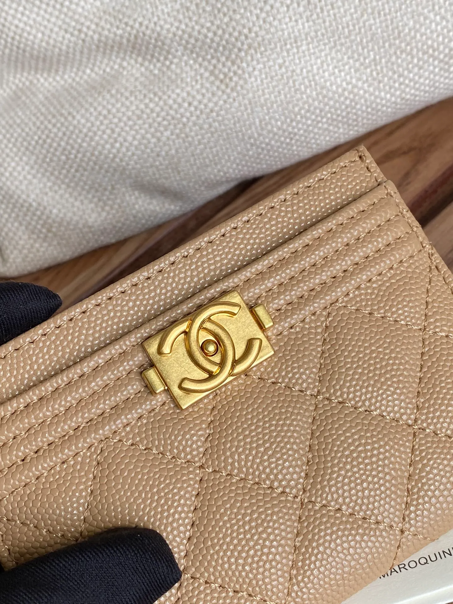 220💰CHANEL’s new leboy card holder has arrived! The imported rhombus pattern is very attractive! The retro gold buckle has an old-fashioned feel and is very fashionable and retro❤️This small card holder is very cost-effective, and you can also put some change in the three card slots👍Model number: 84431 Size: 11×7.5×1cm